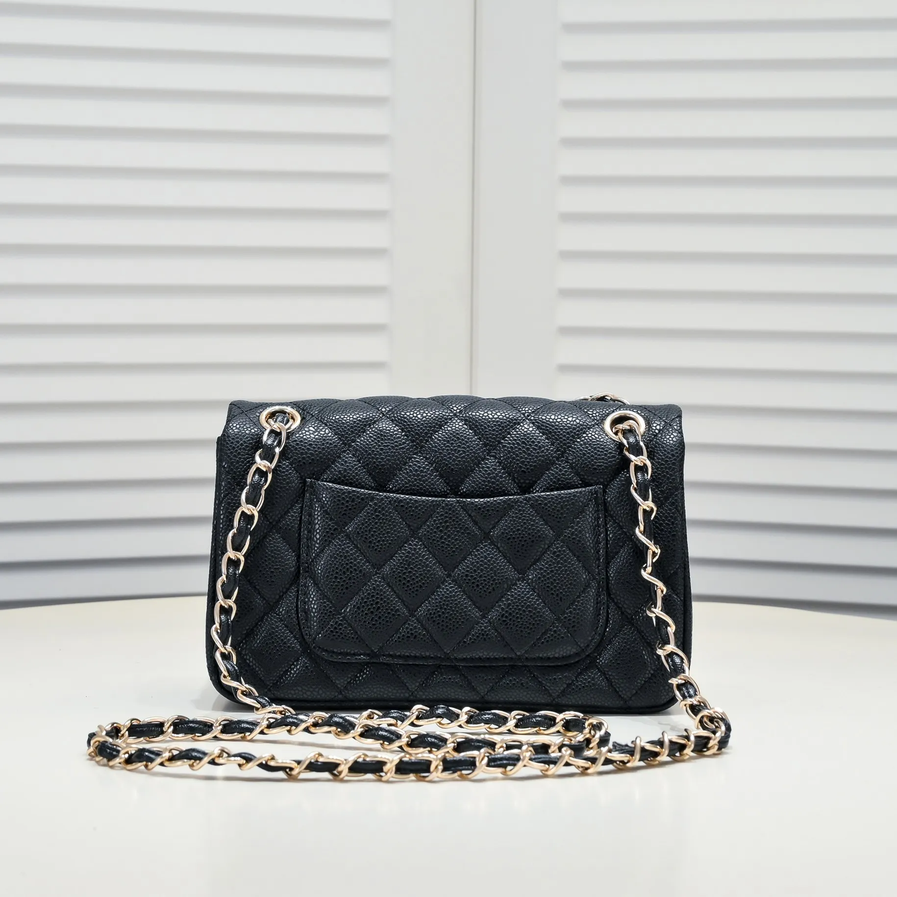 💰360￥💥CF versatile caviar cowhide🌹 Chanel💃🏻‼ ️Eternal classic style [shy] noble temperament💃🏻favorite of celebrities🌟soft leather and high-end👍counter hardware exquisite workmanship to reject flaws [strong] both dazzling and feminine 😝[strong] luxurious and durable🌟Size: 22*14.5*6.5cm Style number: 6115
