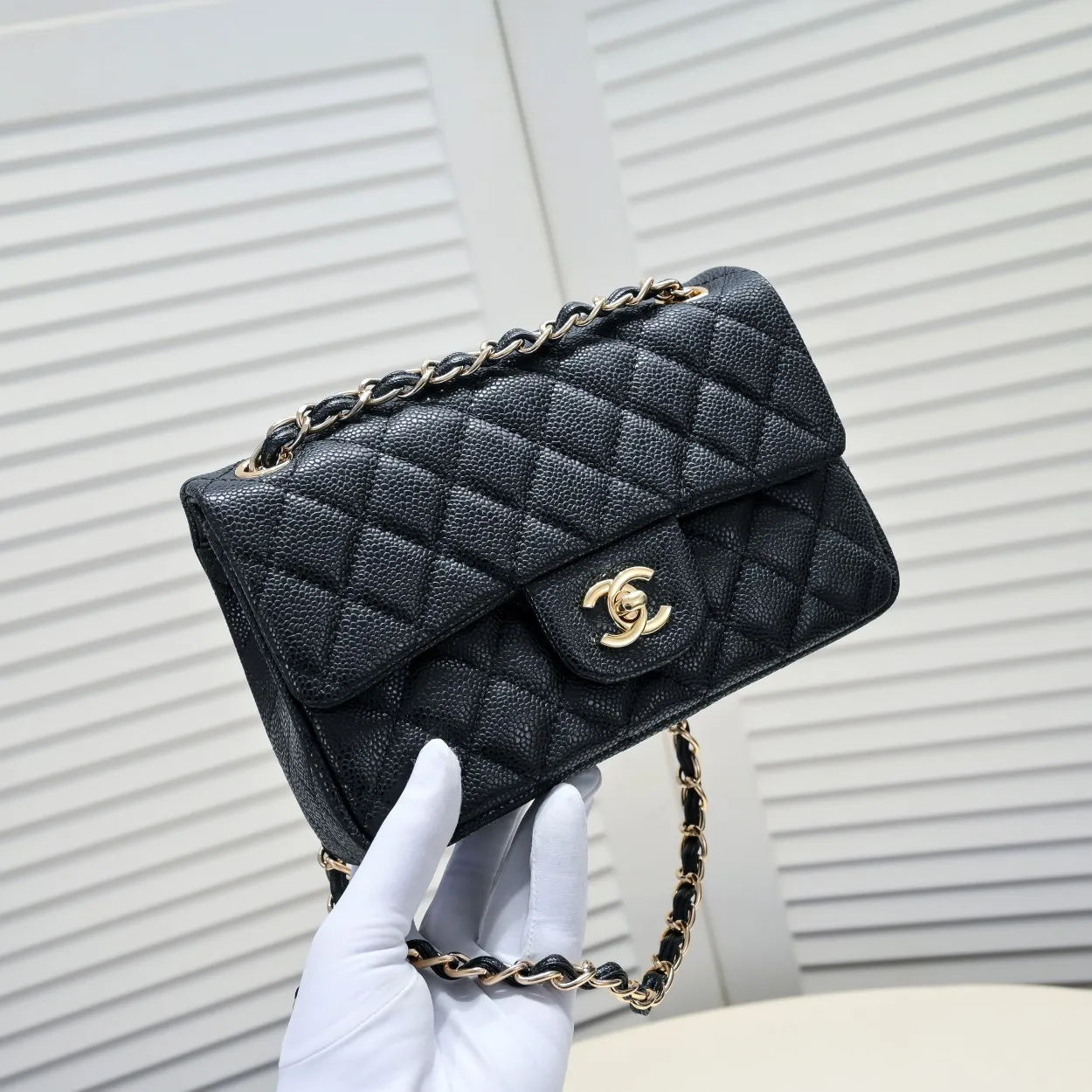 💰360￥💥CF versatile caviar cowhide🌹 Chanel💃🏻‼ ️Eternal classic style [shy] noble temperament💃🏻favorite of celebrities🌟soft leather and high-end👍counter hardware exquisite workmanship to reject flaws [strong] both dazzling and feminine 😝[strong] luxurious and durable🌟Size: 22*14.5*6.5cm Style number: 6115