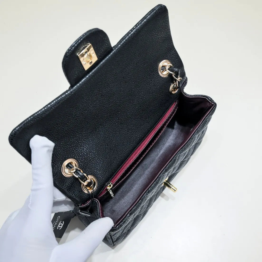 💰360￥💥CF versatile caviar cowhide🌹 Chanel💃🏻‼ ️Eternal classic style [shy] noble temperament💃🏻favorite of celebrities🌟soft leather and high-end👍counter hardware exquisite workmanship to reject flaws [strong] both dazzling and feminine 😝[strong] luxurious and durable🌟Size: 22*14.5*6.5cm Style number: 6115