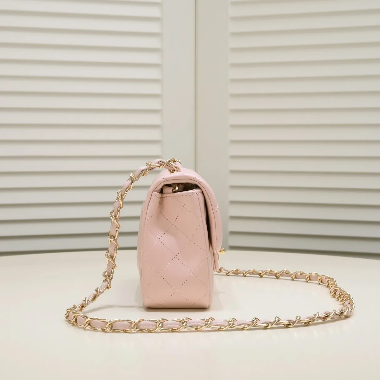 💰320￥Pink CF versatile lambskin🌹 Chanel💃🏻‼ ️Eternal classic style [shy] noble temperament💃🏻favorite of celebrities🌟soft leather and high-end👍counter hardware exquisite workmanship to reject flaws [strong] both dazzling and feminine 😝[strong] luxurious and durable🌟Size: 20*14*7cm Style number: 1116