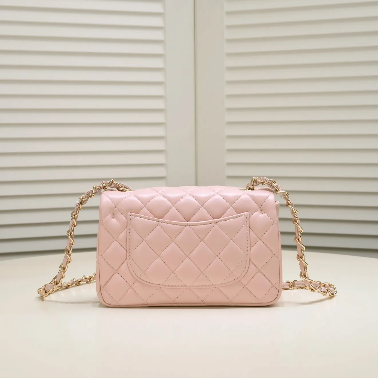 💰320￥Pink CF versatile lambskin🌹 Chanel💃🏻‼ ️Eternal classic style [shy] noble temperament💃🏻favorite of celebrities🌟soft leather and high-end👍counter hardware exquisite workmanship to reject flaws [strong] both dazzling and feminine 😝[strong] luxurious and durable🌟Size: 20*14*7cm Style number: 1116