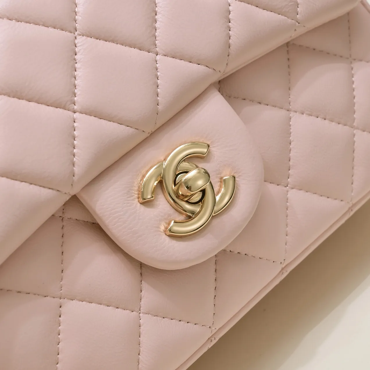 💰320￥Pink CF versatile lambskin🌹 Chanel💃🏻‼ ️Eternal classic style [shy] noble temperament💃🏻favorite of celebrities🌟soft leather and high-end👍counter hardware exquisite workmanship to reject flaws [strong] both dazzling and feminine 😝[strong] luxurious and durable🌟Size: 20*14*7cm Style number: 1116