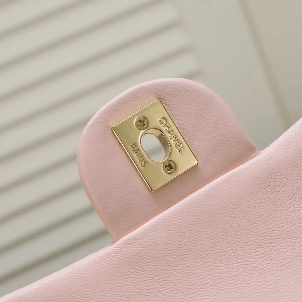 💰320￥Pink CF versatile lambskin🌹 Chanel💃🏻‼ ️Eternal classic style [shy] noble temperament💃🏻favorite of celebrities🌟soft leather and high-end👍counter hardware exquisite workmanship to reject flaws [strong] both dazzling and feminine 😝[strong] luxurious and durable🌟Size: 20*14*7cm Style number: 1116