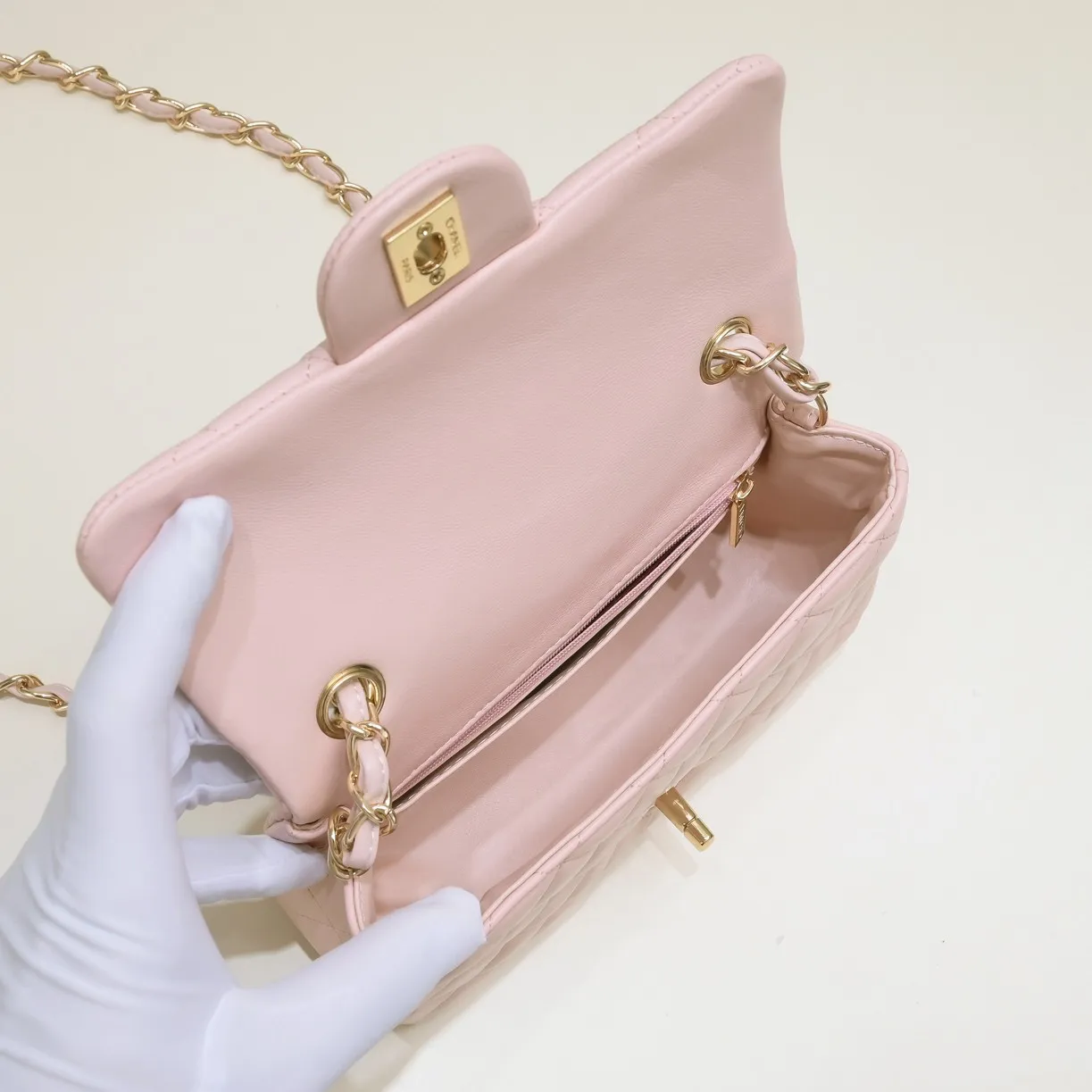 💰320￥Pink CF versatile lambskin🌹 Chanel💃🏻‼ ️Eternal classic style [shy] noble temperament💃🏻favorite of celebrities🌟soft leather and high-end👍counter hardware exquisite workmanship to reject flaws [strong] both dazzling and feminine 😝[strong] luxurious and durable🌟Size: 20*14*7cm Style number: 1116
