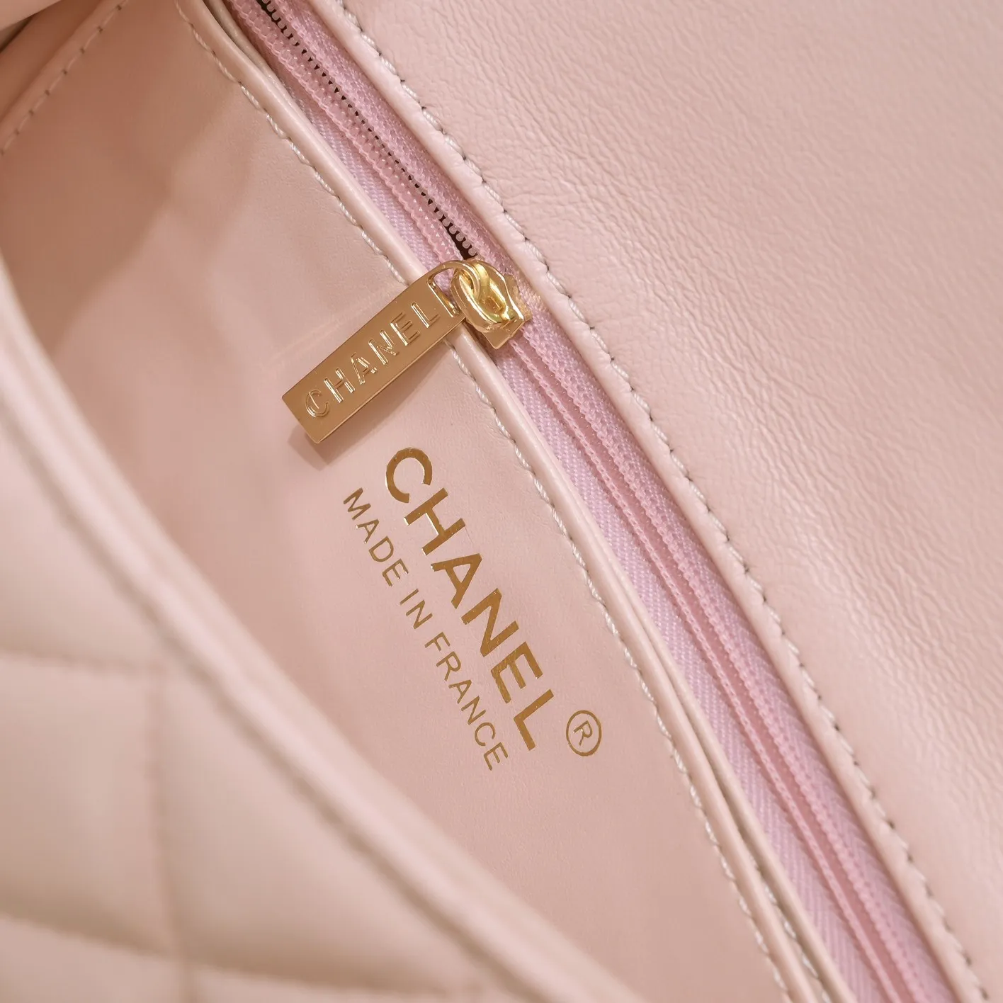 💰320￥Pink CF versatile lambskin🌹 Chanel💃🏻‼ ️Eternal classic style [shy] noble temperament💃🏻favorite of celebrities🌟soft leather and high-end👍counter hardware exquisite workmanship to reject flaws [strong] both dazzling and feminine 😝[strong] luxurious and durable🌟Size: 20*14*7cm Style number: 1116