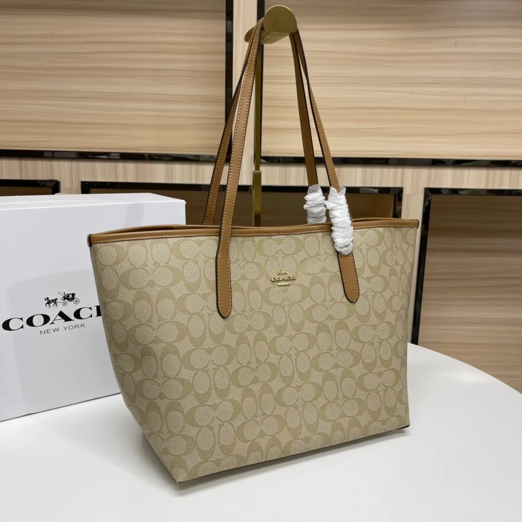 Top original order 400 in batches💰. Coach/Coach new large shopping bag. Style number: 5696& Classic presbyopic logo tote bag is super cute. It is suitable for commuting. It has a huge capacity and is also very suitable for mothers. It has a wide range of applicability, especially suitable for students, part-time workers and mothers. Size: 34*31*16 cm,