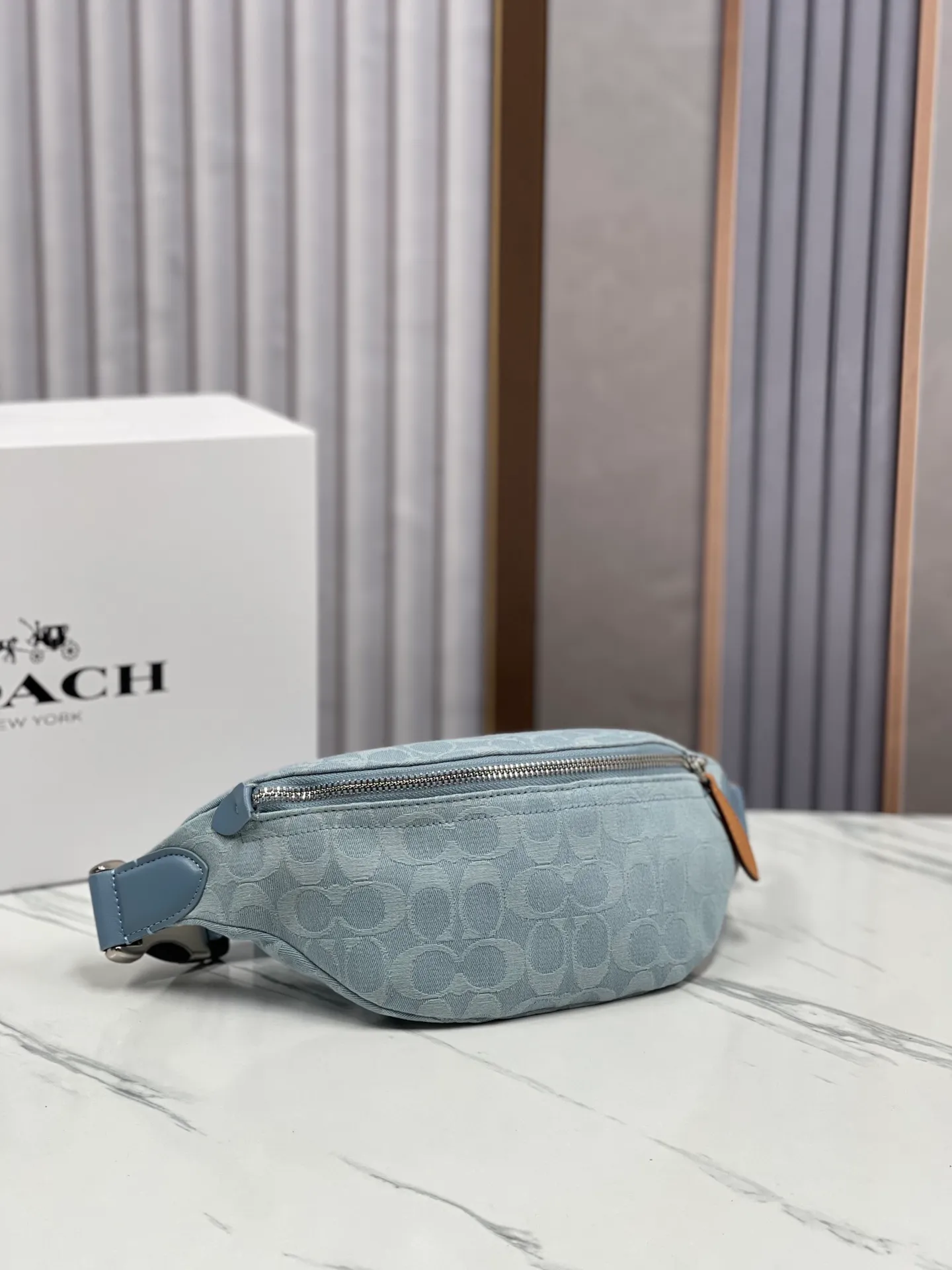 Top original order p400💰Coach/Coach's new denim waist bag Model number: CJ825 Pillow Madison women's waist bag Super popular summer color with retro denim elements New interpretation of Soft Tabby's versatile charm The wonderful collision of denim black and dark blue colors It is very dazzling with any clothes, giving people a lazy and comfortable style Size: 34.14.7.