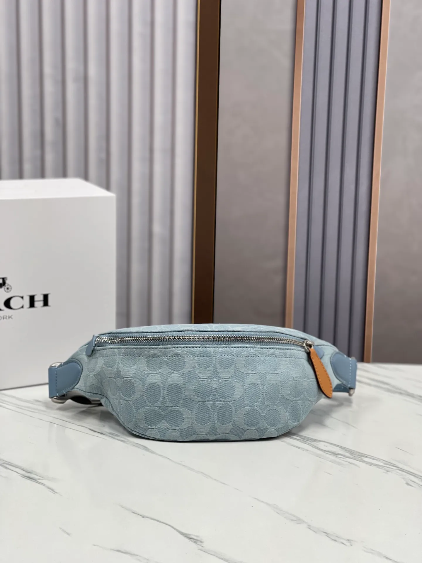 Top original order p400💰Coach/Coach's new denim waist bag Model number: CJ825 Pillow Madison women's waist bag Super popular summer color with retro denim elements New interpretation of Soft Tabby's versatile charm The wonderful collision of denim black and dark blue colors It is very dazzling with any clothes, giving people a lazy and comfortable style Size: 34.14.7.