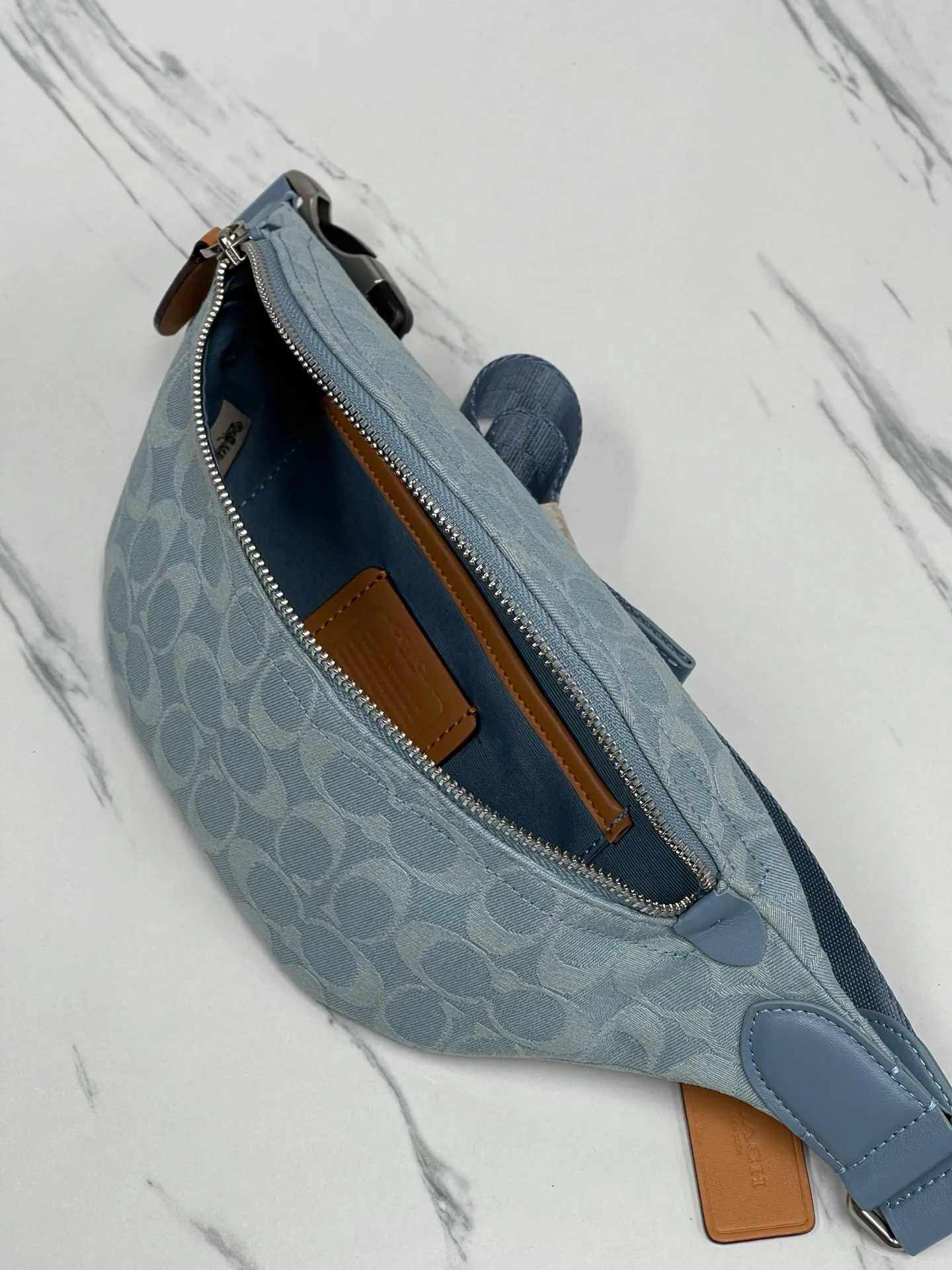 Top original order p400💰Coach/Coach's new denim waist bag Model number: CJ825 Pillow Madison women's waist bag Super popular summer color with retro denim elements New interpretation of Soft Tabby's versatile charm The wonderful collision of denim black and dark blue colors It is very dazzling with any clothes, giving people a lazy and comfortable style Size: 34.14.7.