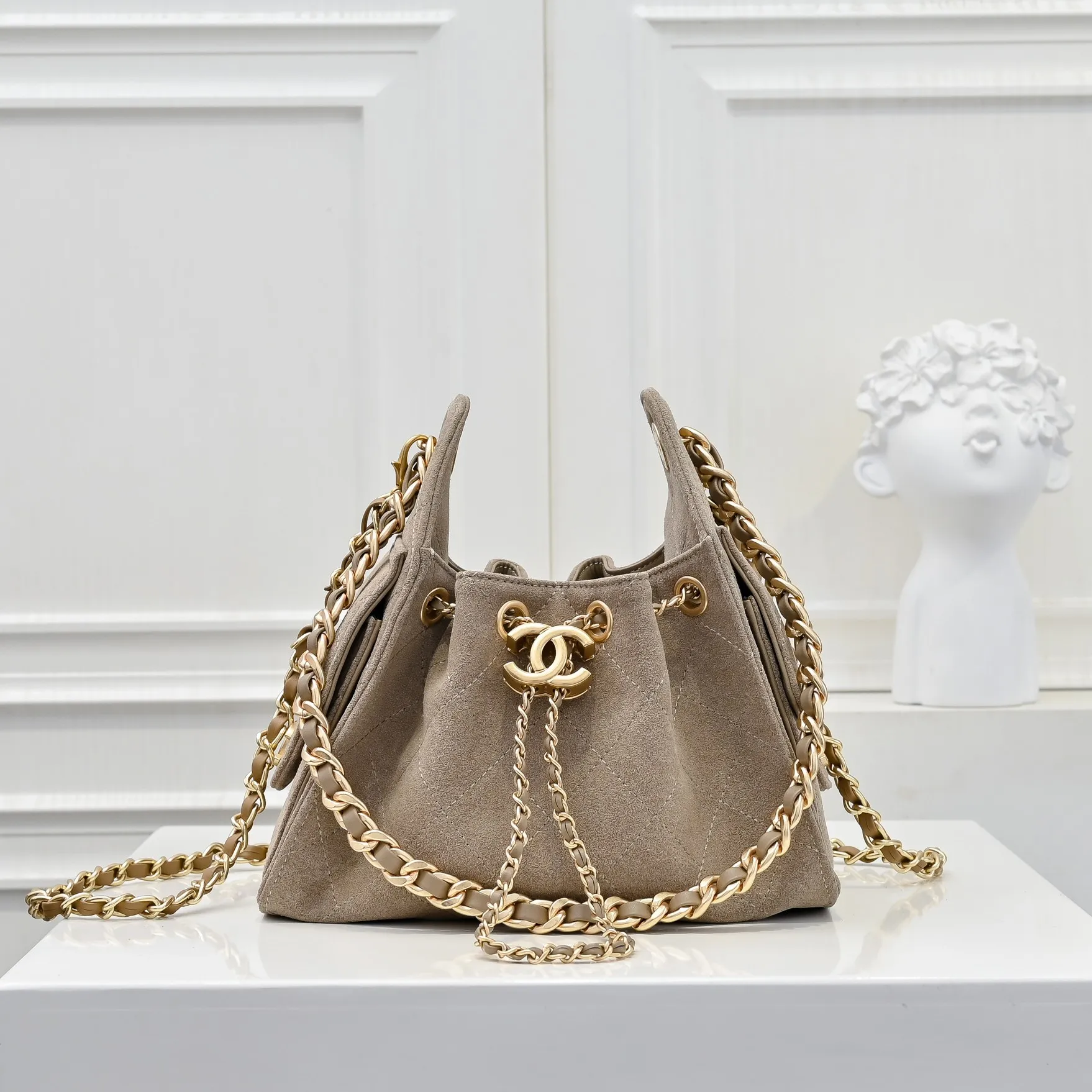 💰520￥Mini chanel 25c bag king matte suede hobo underarm bag hippie underarm bag mini retro gold coin button drawstring bucket bag + diamond pattern + retro black gold classic chain design, full of high-end sense! A must-have for daily travel, with exquisite appearance and delicate texture, it can be easily worn in both casual and formal occasions. It is small and cute and comes with a cross-body chain, which is very nice. Size: 20x22x12.5cm Style number: 7016 Material: frosted