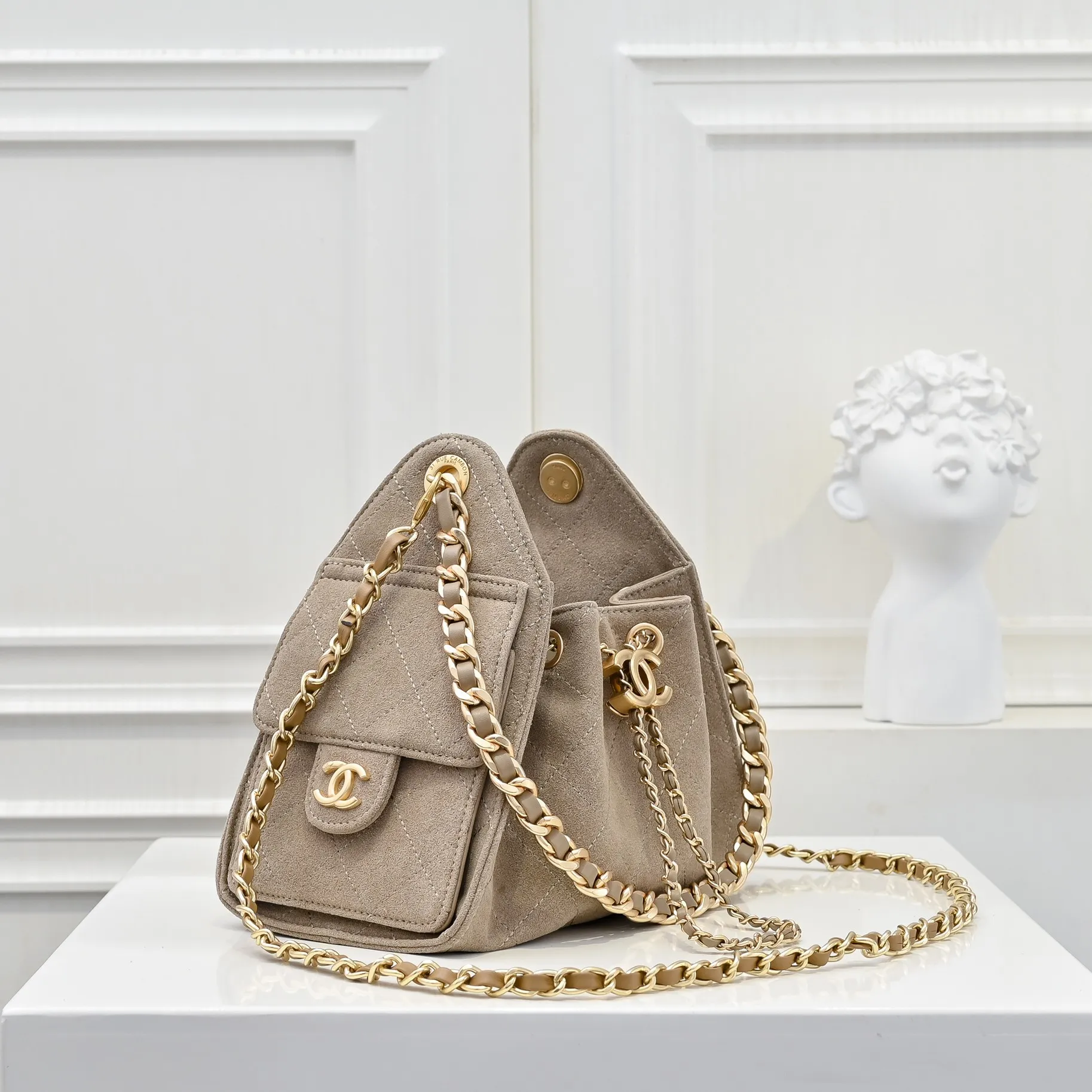 💰520￥Mini chanel 25c bag king matte suede hobo underarm bag hippie underarm bag mini retro gold coin button drawstring bucket bag + diamond pattern + retro black gold classic chain design, full of high-end sense! A must-have for daily travel, with exquisite appearance and delicate texture, it can be easily worn in both casual and formal occasions. It is small and cute and comes with a cross-body chain, which is very nice. Size: 20x22x12.5cm Style number: 7016 Material: frosted