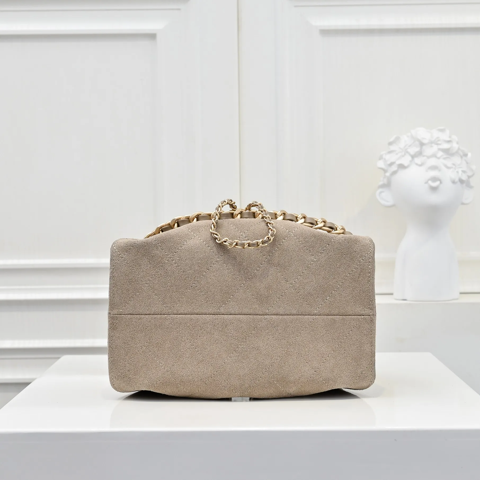 💰520￥Mini chanel 25c bag king matte suede hobo underarm bag hippie underarm bag mini retro gold coin button drawstring bucket bag + diamond pattern + retro black gold classic chain design, full of high-end sense! A must-have for daily travel, with exquisite appearance and delicate texture, it can be easily worn in both casual and formal occasions. It is small and cute and comes with a cross-body chain, which is very nice. Size: 20x22x12.5cm Style number: 7016 Material: frosted