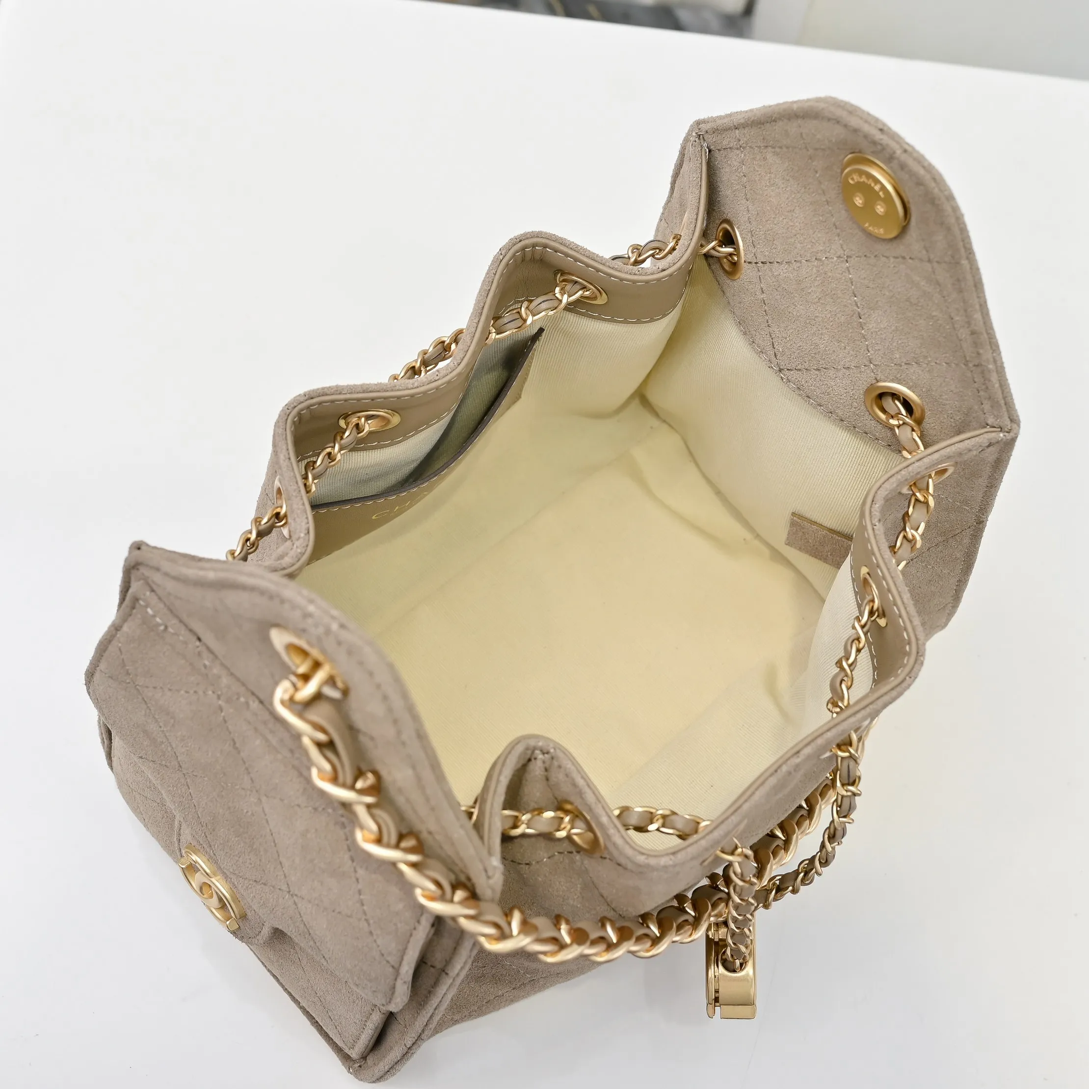 💰520￥Mini chanel 25c bag king matte suede hobo underarm bag hippie underarm bag mini retro gold coin button drawstring bucket bag + diamond pattern + retro black gold classic chain design, full of high-end sense! A must-have for daily travel, with exquisite appearance and delicate texture, it can be easily worn in both casual and formal occasions. It is small and cute and comes with a cross-body chain, which is very nice. Size: 20x22x12.5cm Style number: 7016 Material: frosted