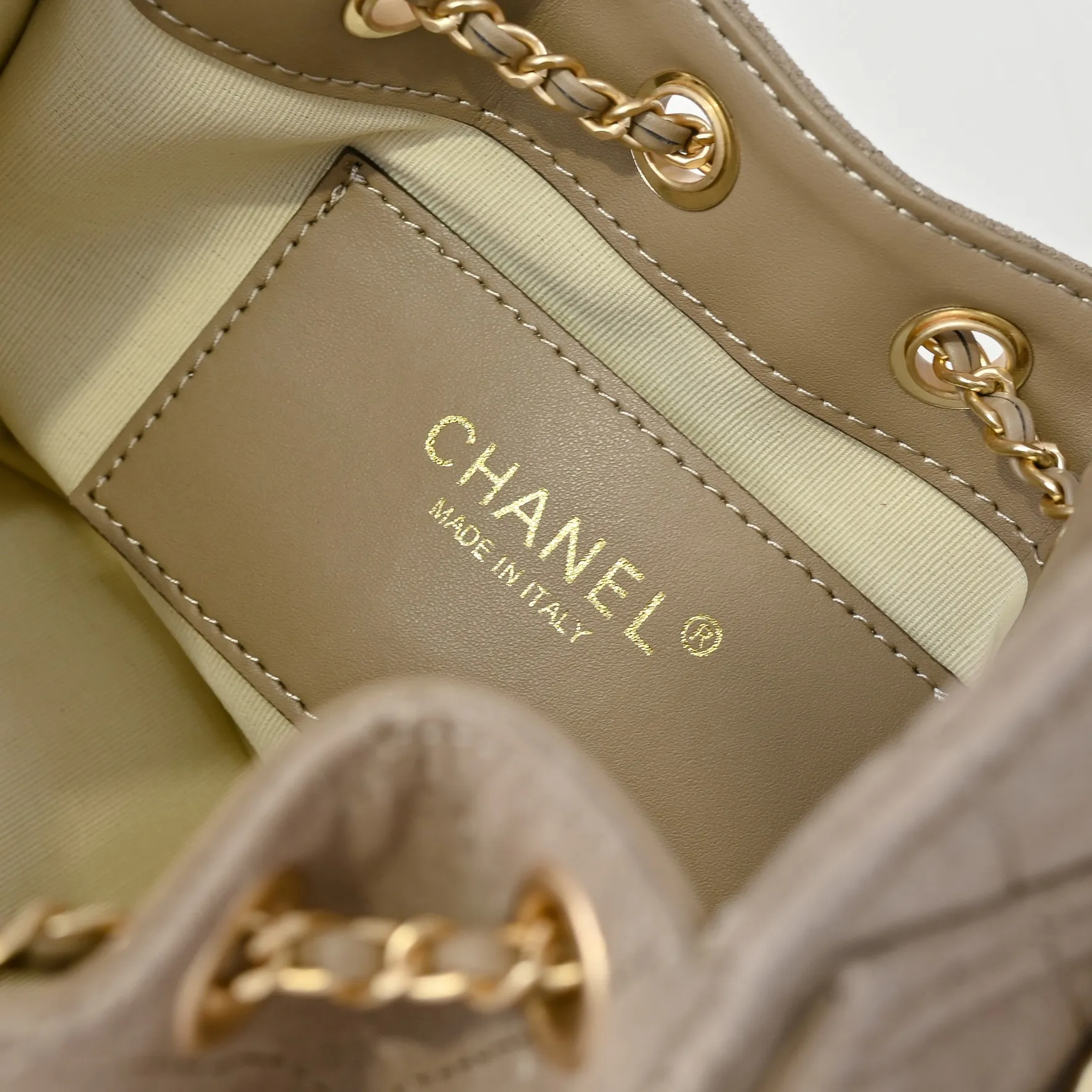 💰520￥Mini chanel 25c bag king matte suede hobo underarm bag hippie underarm bag mini retro gold coin button drawstring bucket bag + diamond pattern + retro black gold classic chain design, full of high-end sense! A must-have for daily travel, with exquisite appearance and delicate texture, it can be easily worn in both casual and formal occasions. It is small and cute and comes with a cross-body chain, which is very nice. Size: 20x22x12.5cm Style number: 7016 Material: frosted