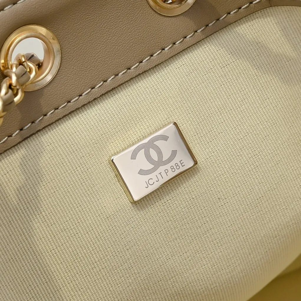 💰520￥Mini chanel 25c bag king matte suede hobo underarm bag hippie underarm bag mini retro gold coin button drawstring bucket bag + diamond pattern + retro black gold classic chain design, full of high-end sense! A must-have for daily travel, with exquisite appearance and delicate texture, it can be easily worn in both casual and formal occasions. It is small and cute and comes with a cross-body chain, which is very nice. Size: 20x22x12.5cm Style number: 7016 Material: frosted