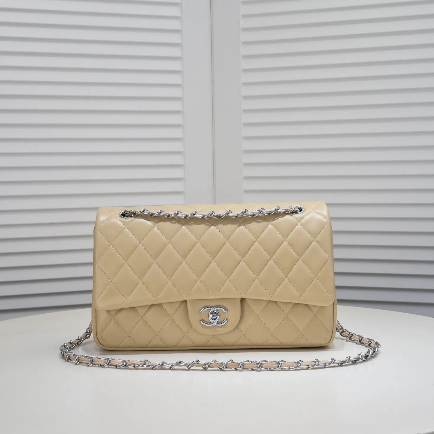 💰460￥Apricot [color] Chanel [color] century classic, carefully crafted with exquisite workmanship of every stitch and thread, imported sheepskin with original hardware, full rhombus 💯The shape of the whole bag is particularly perfect in softness 👍👍😔😔Classic and irresistible, size: 30X18X8cm, style number: 1113