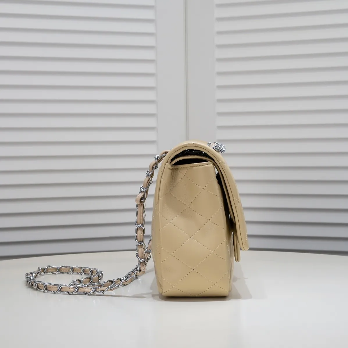 💰460￥Apricot [color] Chanel [color] century classic, carefully crafted with exquisite workmanship of every stitch and thread, imported sheepskin with original hardware, full rhombus 💯The shape of the whole bag is particularly perfect in softness 👍👍😔😔Classic and irresistible, size: 30X18X8cm, style number: 1113