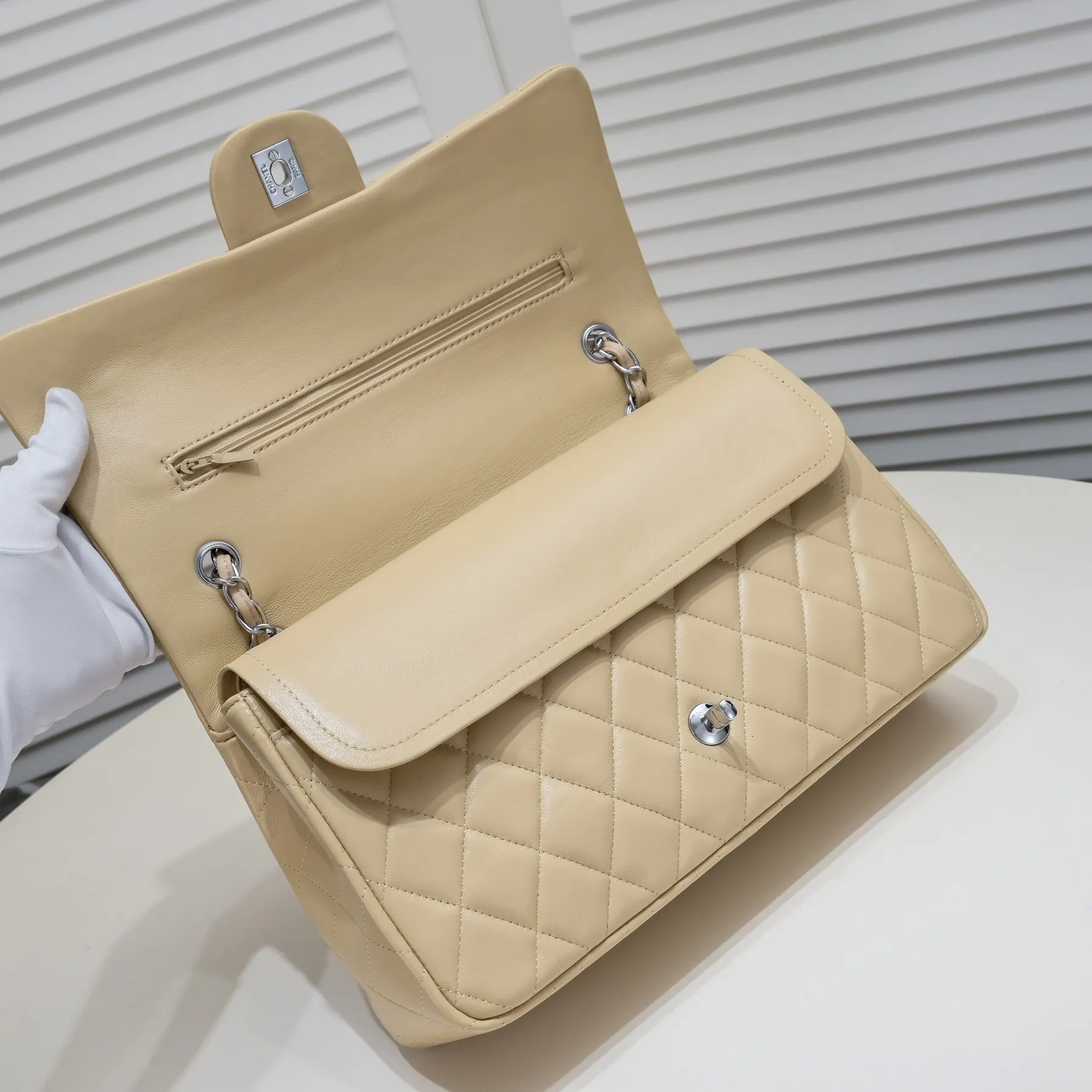 💰460￥Apricot [color] Chanel [color] century classic, carefully crafted with exquisite workmanship of every stitch and thread, imported sheepskin with original hardware, full rhombus 💯The shape of the whole bag is particularly perfect in softness 👍👍😔😔Classic and irresistible, size: 30X18X8cm, style number: 1113