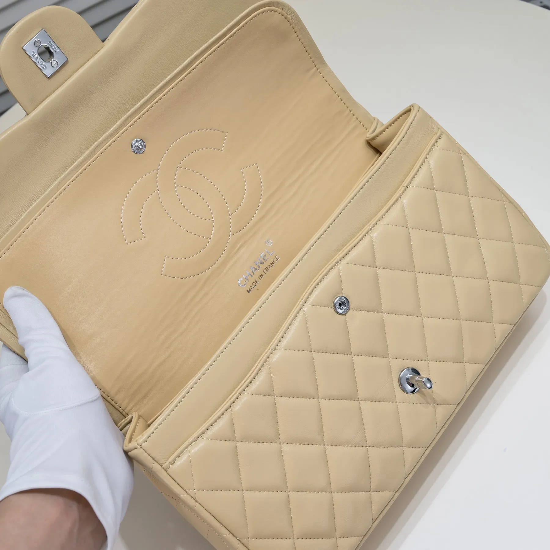 💰460￥Apricot [color] Chanel [color] century classic, carefully crafted with exquisite workmanship of every stitch and thread, imported sheepskin with original hardware, full rhombus 💯The shape of the whole bag is particularly perfect in softness 👍👍😔😔Classic and irresistible, size: 30X18X8cm, style number: 1113
