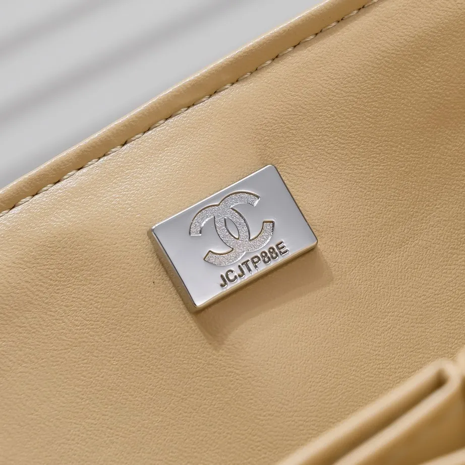 💰460￥Apricot [color] Chanel [color] century classic, carefully crafted with exquisite workmanship of every stitch and thread, imported sheepskin with original hardware, full rhombus 💯The shape of the whole bag is particularly perfect in softness 👍👍😔😔Classic and irresistible, size: 30X18X8cm, style number: 1113