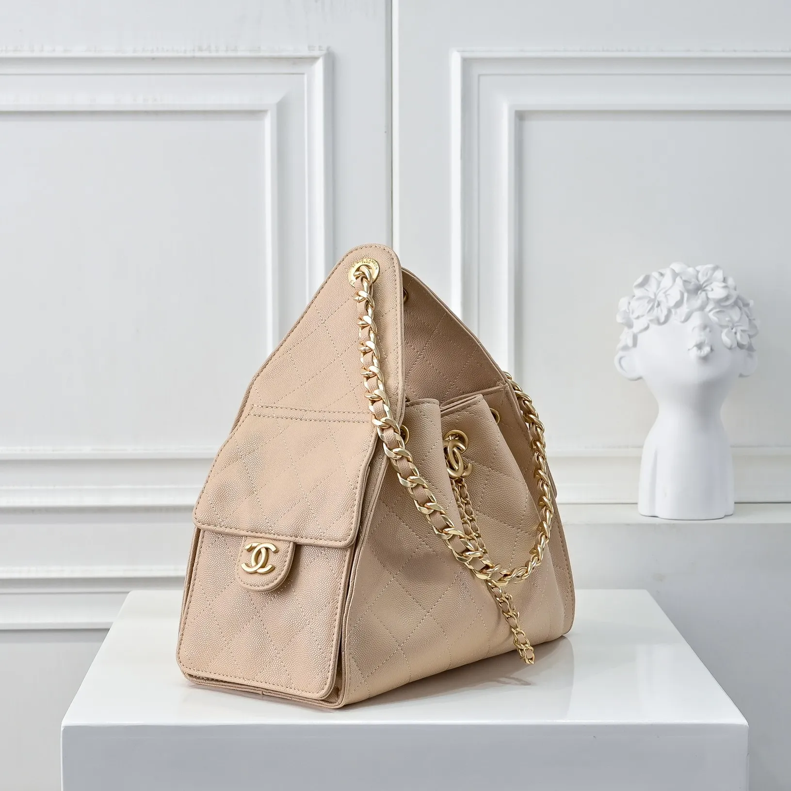 💰500￥Upgraded version of chanel 25c bag king ball pattern cowhide hobo armpit bag hippie armpit bag small retro gold coin button drawstring bucket bag + rhombus pattern + retro black gold classic chain design, full of high-end sense! A must-have for daily travel, with exquisite appearance and delicate texture, it can be easily worn in both casual and formal occasions. Size: 30x26x14cm Style number: 7071 Material: black ball pattern
