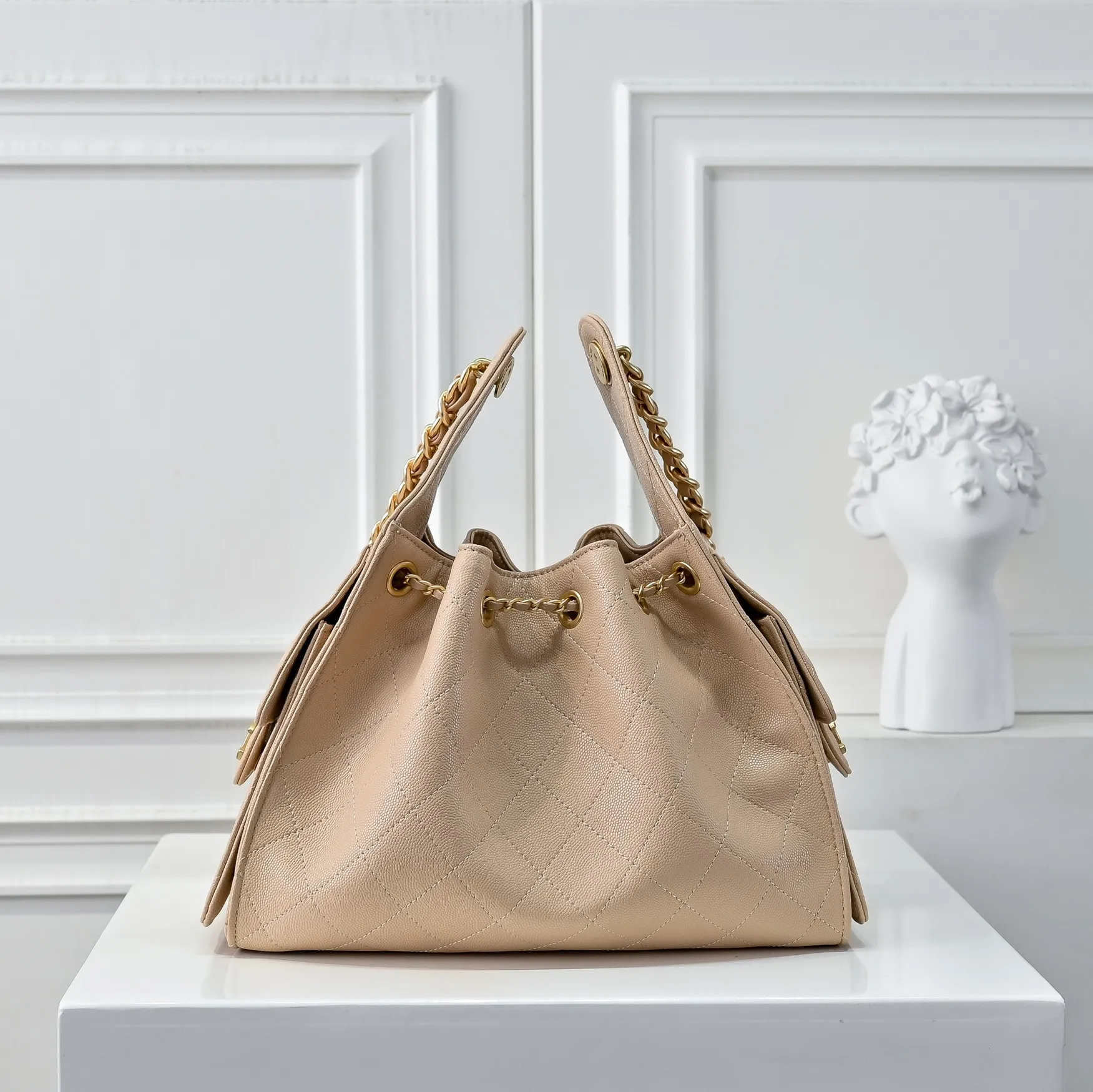 💰500￥Upgraded version of chanel 25c bag king ball pattern cowhide hobo armpit bag hippie armpit bag small retro gold coin button drawstring bucket bag + rhombus pattern + retro black gold classic chain design, full of high-end sense! A must-have for daily travel, with exquisite appearance and delicate texture, it can be easily worn in both casual and formal occasions. Size: 30x26x14cm Style number: 7071 Material: black ball pattern