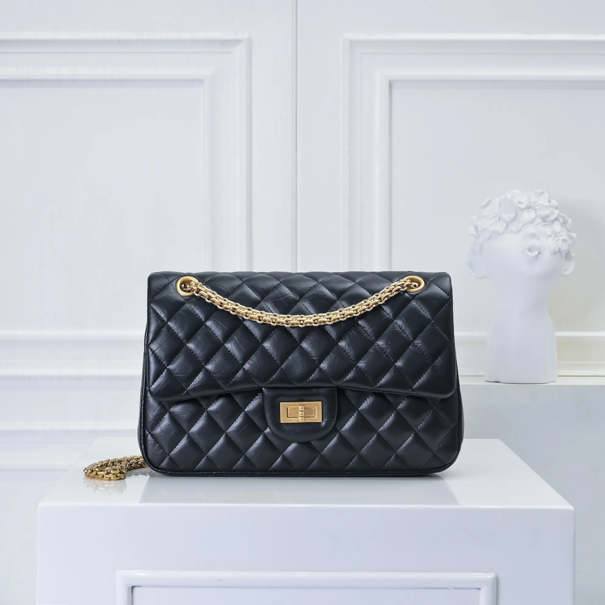 💰420￥💋Chanel2.55 Reissue Timeless♾Classic 2019 Autumn and Winter Official Newest Original Imported Fetal Cow The leather is delicate, soft and comfortable, comparable to the counters. 2.55 is a double-layer foldable square bag with a metal chain. It is named after its birth date in February 1955🌹❤️🔥🔥 Model: 1112 square buckle Size: 16-24-7.5cm