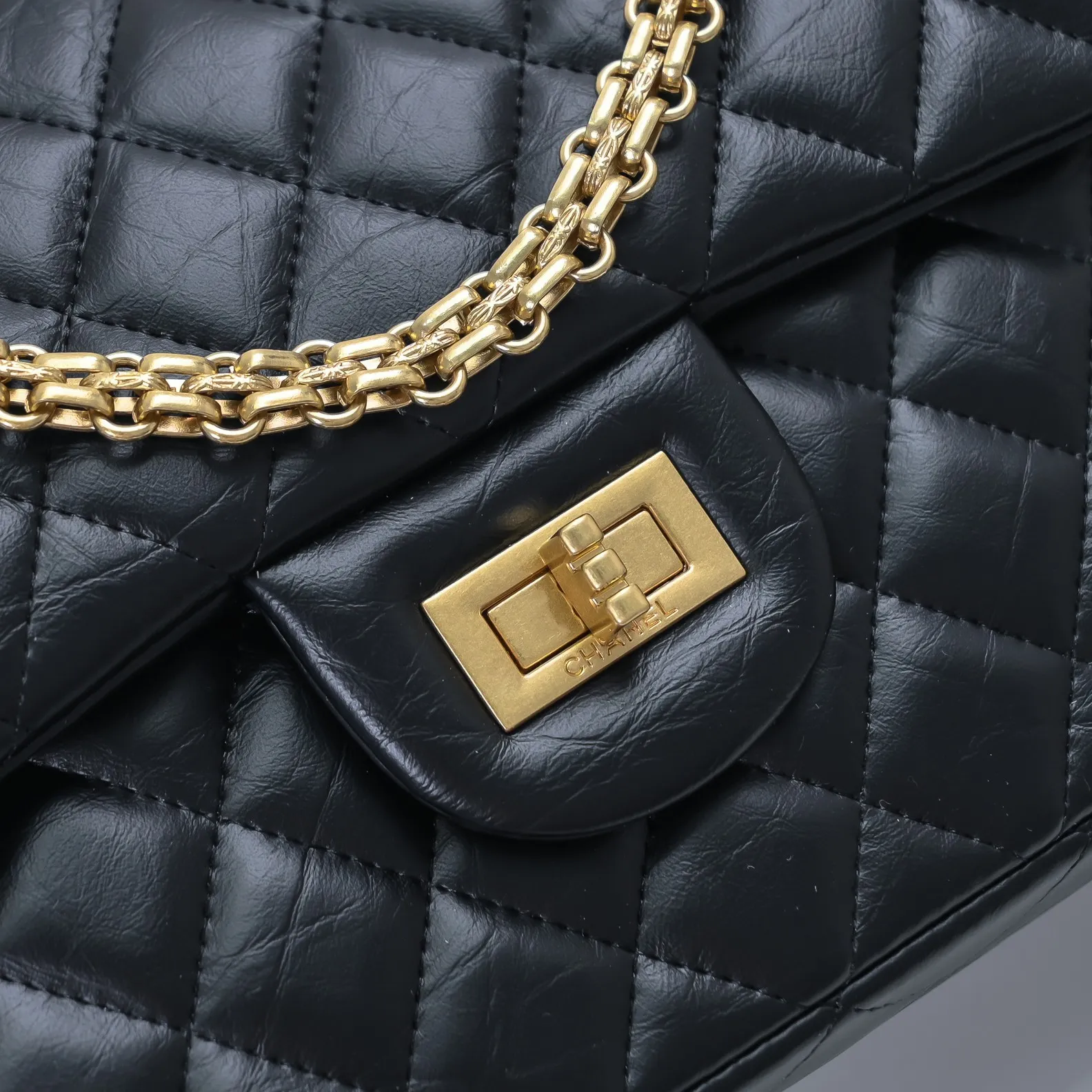 💰420￥💋Chanel2.55 Reissue Timeless♾Classic 2019 Autumn and Winter Official Newest Original Imported Fetal Cow The leather is delicate, soft and comfortable, comparable to the counters. 2.55 is a double-layer foldable square bag with a metal chain. It is named after its birth date in February 1955🌹❤️🔥🔥 Model: 1112 square buckle Size: 16-24-7.5cm