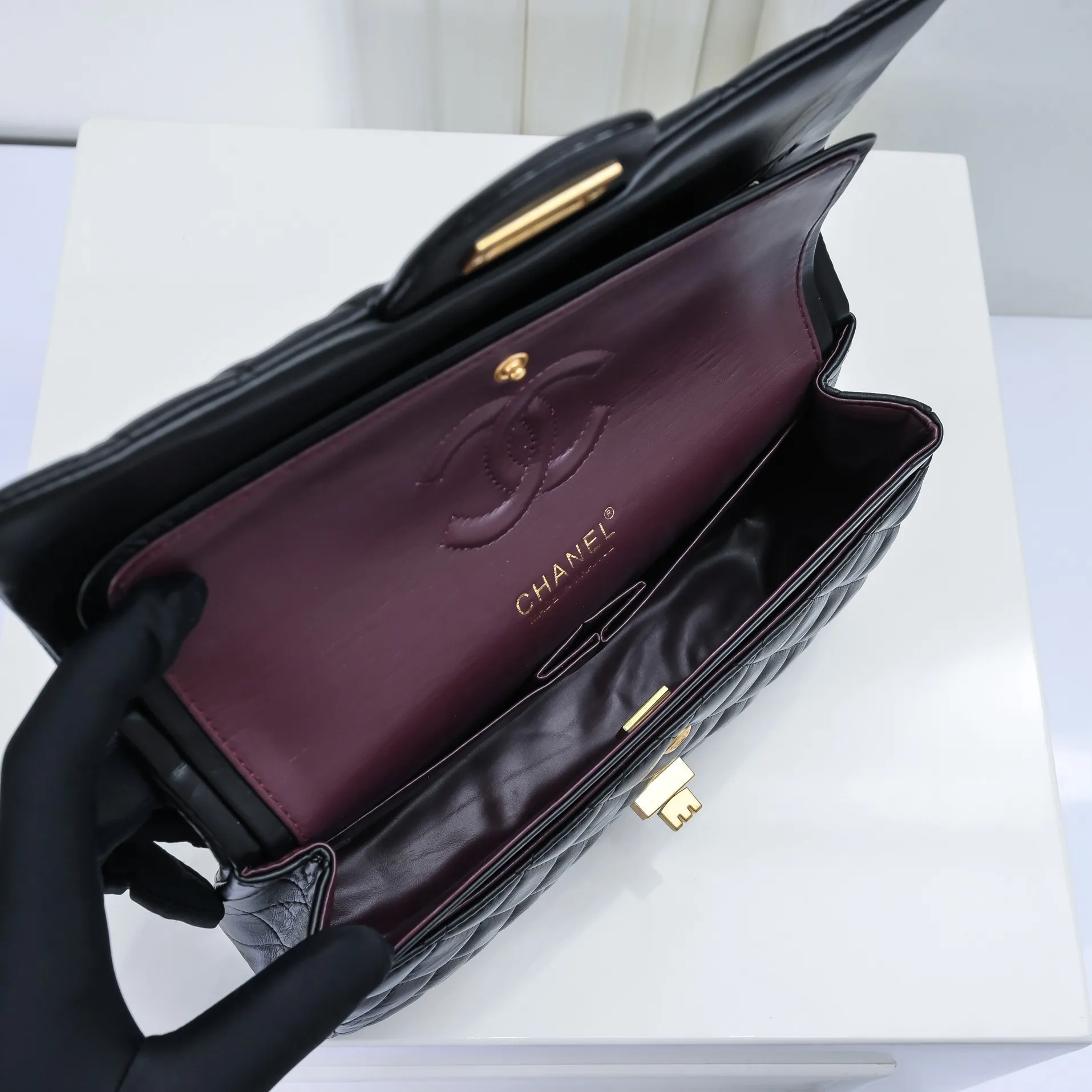 💰420￥💋Chanel2.55 Reissue Timeless♾Classic 2019 Autumn and Winter Official Newest Original Imported Fetal Cow The leather is delicate, soft and comfortable, comparable to the counters. 2.55 is a double-layer foldable square bag with a metal chain. It is named after its birth date in February 1955🌹❤️🔥🔥 Model: 1112 square buckle Size: 16-24-7.5cm