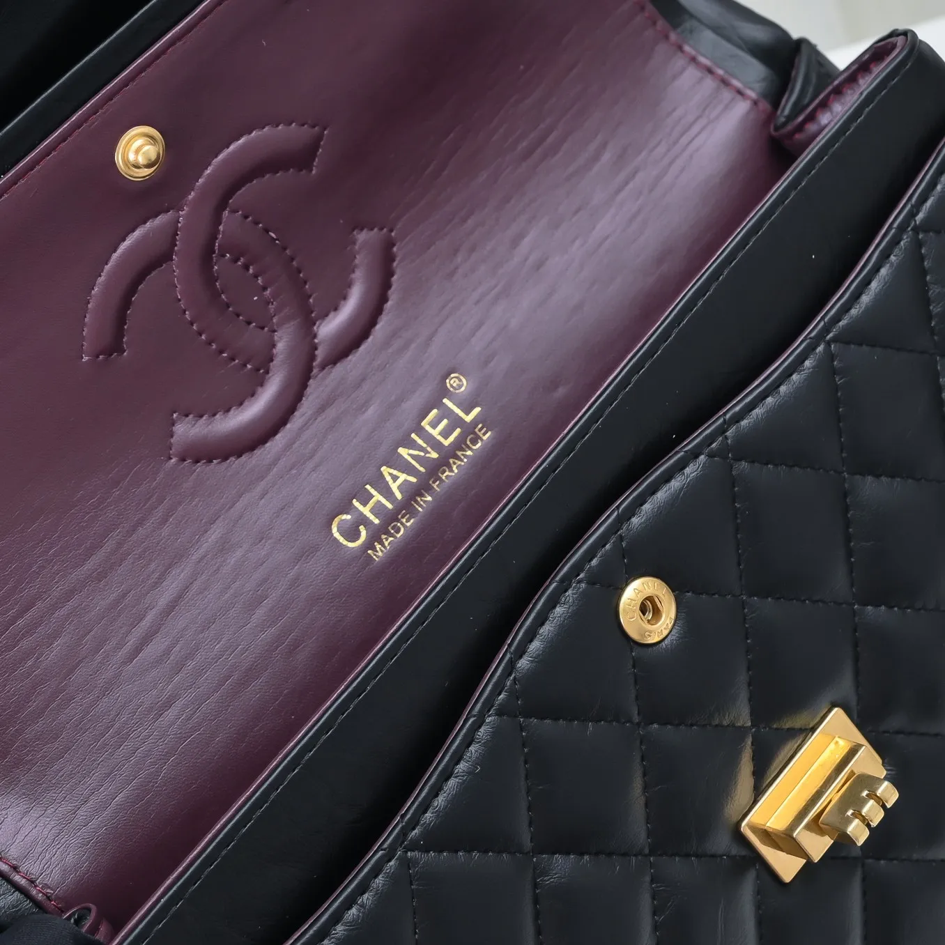 💰420￥💋Chanel2.55 Reissue Timeless♾Classic 2019 Autumn and Winter Official Newest Original Imported Fetal Cow The leather is delicate, soft and comfortable, comparable to the counters. 2.55 is a double-layer foldable square bag with a metal chain. It is named after its birth date in February 1955🌹❤️🔥🔥 Model: 1112 square buckle Size: 16-24-7.5cm
