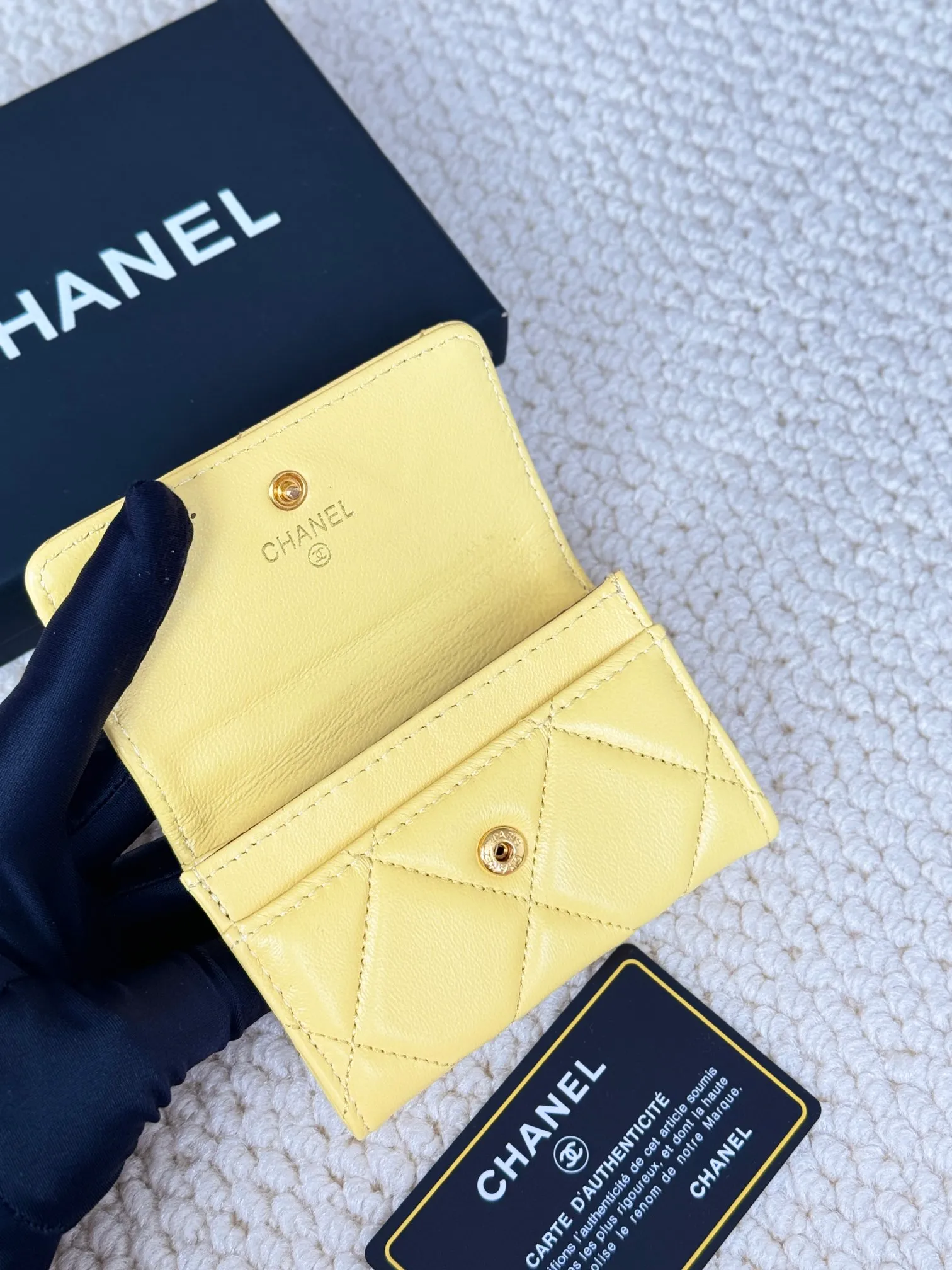 💰130 CHANEL model number AP3610 new flap coin purse. This year’s latest logo is matched with rhombus, lambskin and retro hardware... This card holder has a large capacity. It can hold about 1,000 yuan with a 20% discount of 100 yuan. It can also hold 2.3 cards. It is very practical. Size 11*8.5*3cm