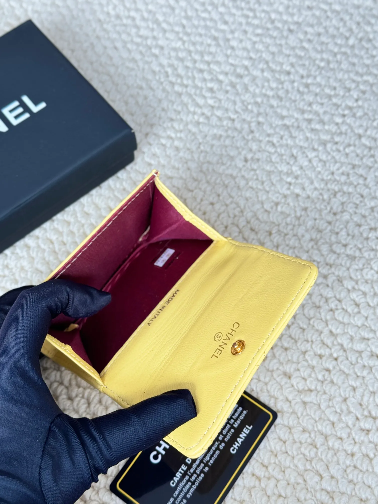 💰130 CHANEL model number AP3610 new flap coin purse. This year’s latest logo is matched with rhombus, lambskin and retro hardware... This card holder has a large capacity. It can hold about 1,000 yuan with a 20% discount of 100 yuan. It can also hold 2.3 cards. It is very practical. Size 11*8.5*3cm