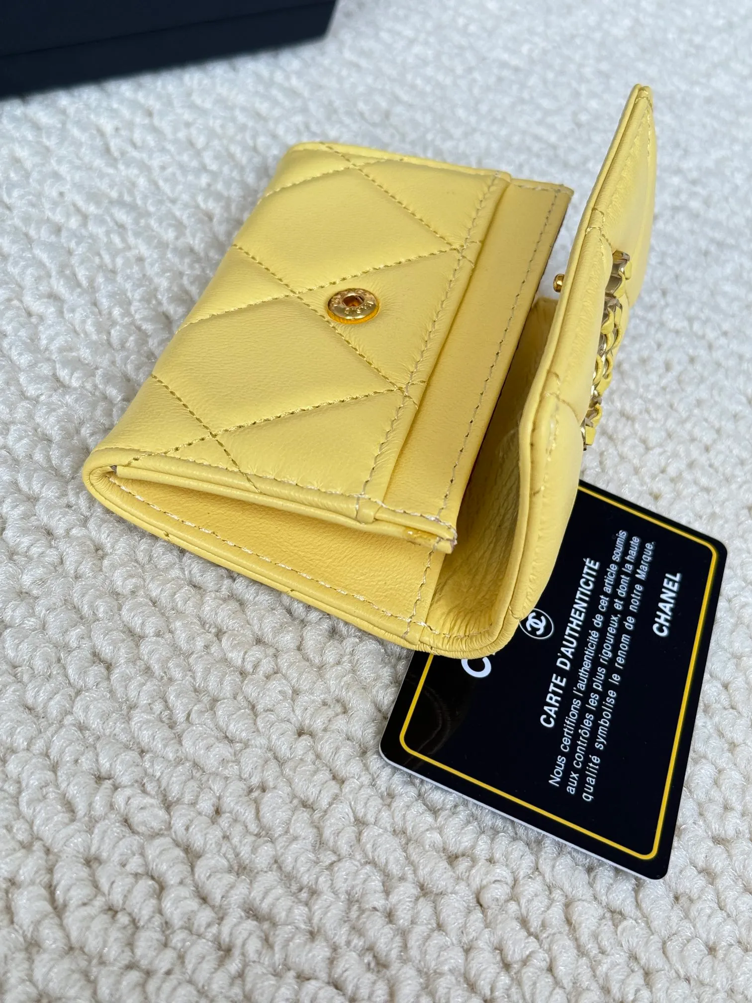💰130 CHANEL model number AP3610 new flap coin purse. This year’s latest logo is matched with rhombus, lambskin and retro hardware... This card holder has a large capacity. It can hold about 1,000 yuan with a 20% discount of 100 yuan. It can also hold 2.3 cards. It is very practical. Size 11*8.5*3cm