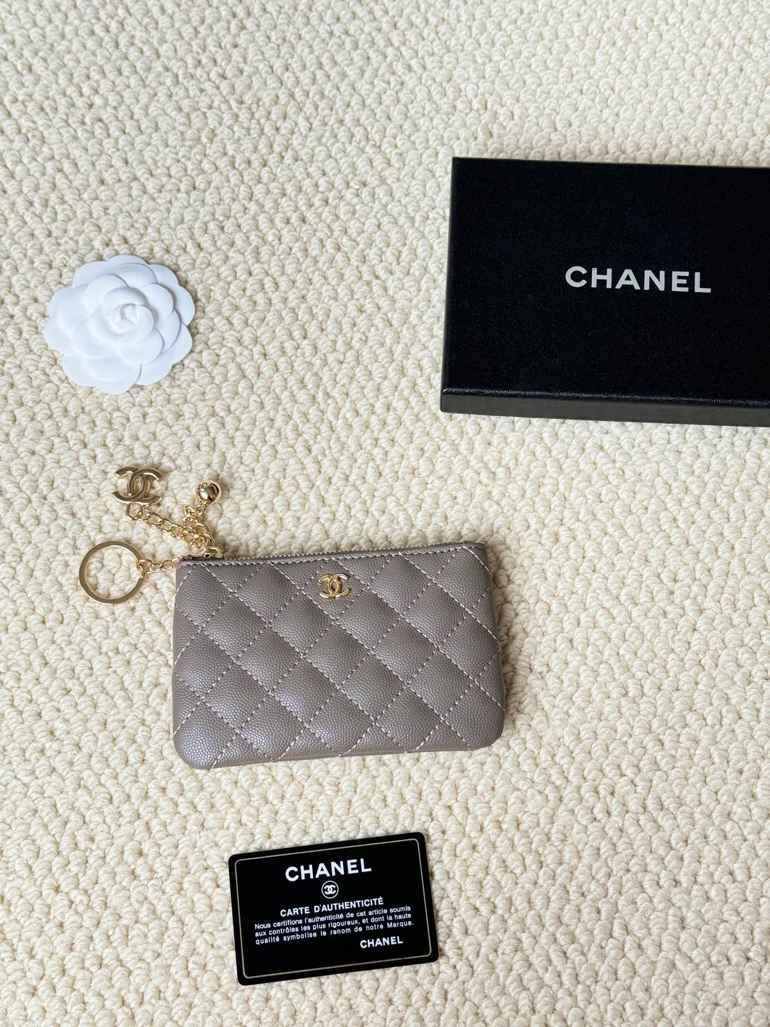💰130 chanel cowhide caviar pendant coin purse💦 Style number: A50168 Classic small carry-on bag, one of the most practical bags in the era of mobile payment, cards, change, keys and lipstick in one package, cute, practical and connotative, nice card holder, key bag, coin purse, lipstick bag Reference size: 9.5×15×0.5cm