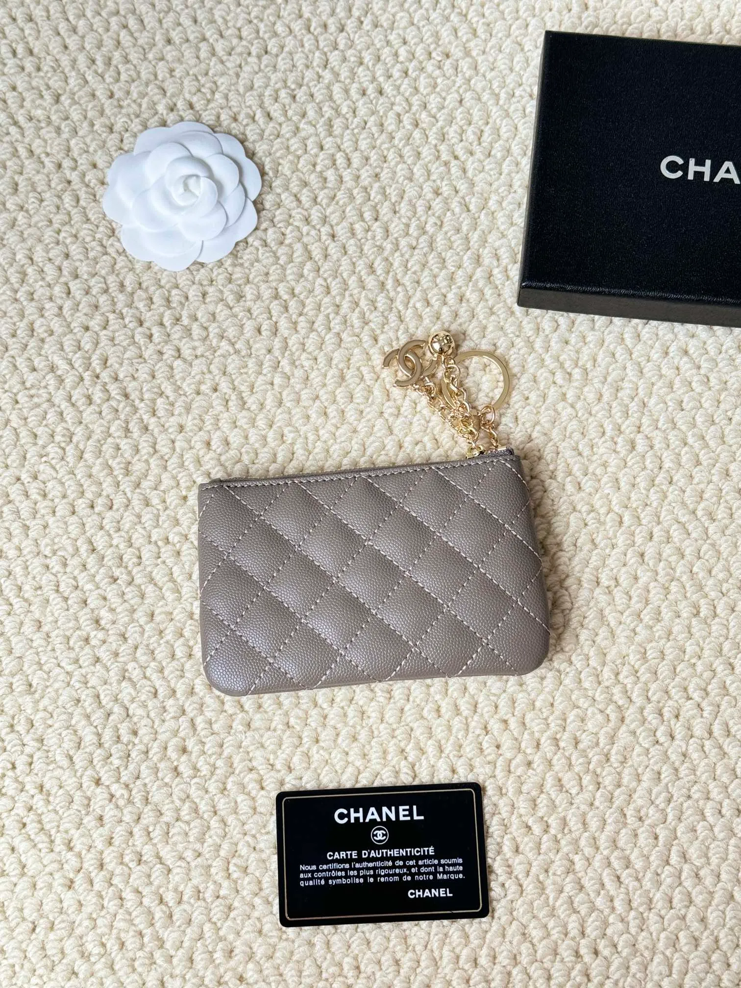 💰130 chanel cowhide caviar pendant coin purse💦 Style number: A50168 Classic small carry-on bag, one of the most practical bags in the era of mobile payment, cards, change, keys and lipstick in one package, cute, practical and connotative, nice card holder, key bag, coin purse, lipstick bag Reference size: 9.5×15×0.5cm