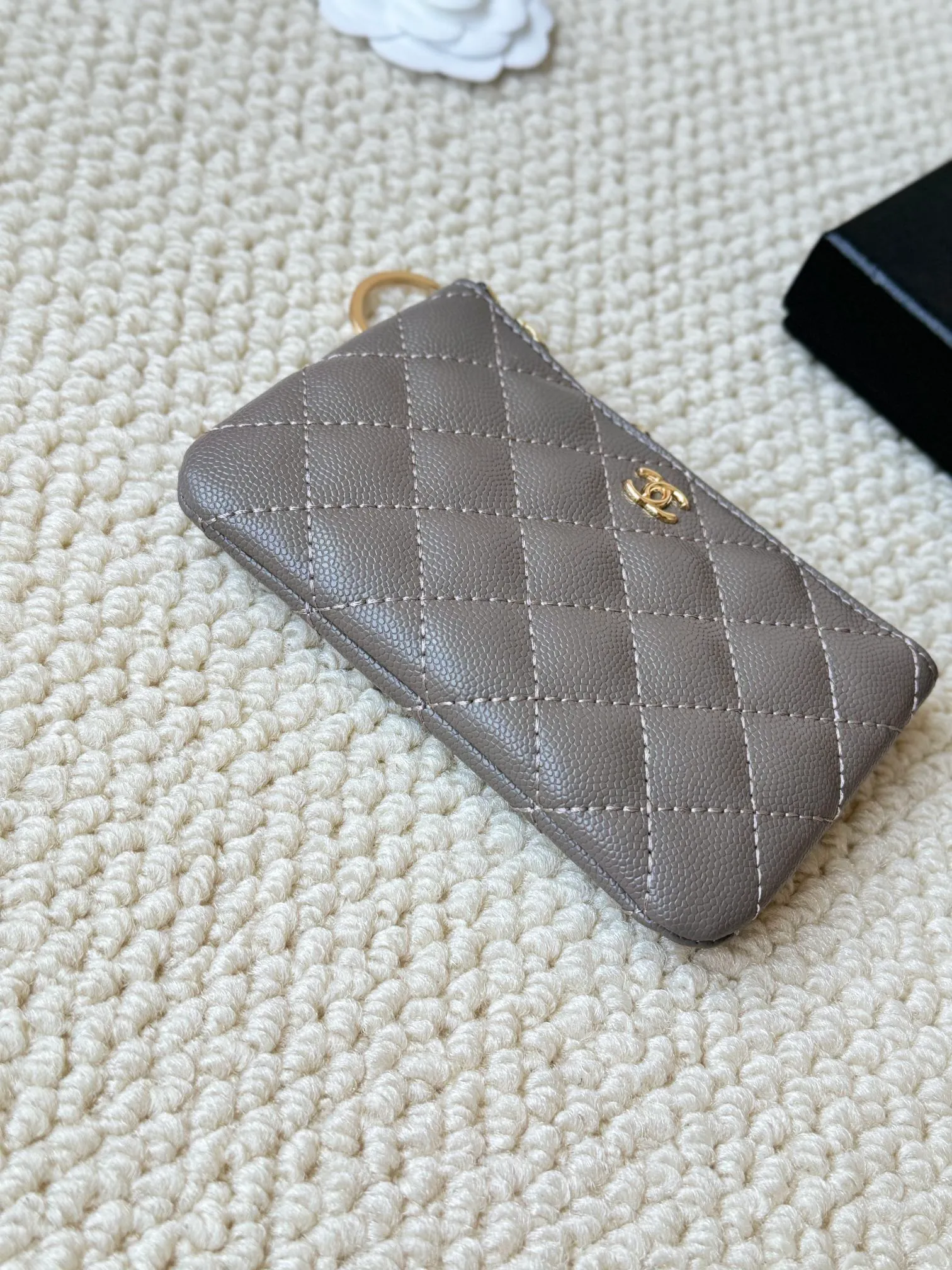 💰130 chanel cowhide caviar pendant coin purse💦 Style number: A50168 Classic small carry-on bag, one of the most practical bags in the era of mobile payment, cards, change, keys and lipstick in one package, cute, practical and connotative, nice card holder, key bag, coin purse, lipstick bag Reference size: 9.5×15×0.5cm