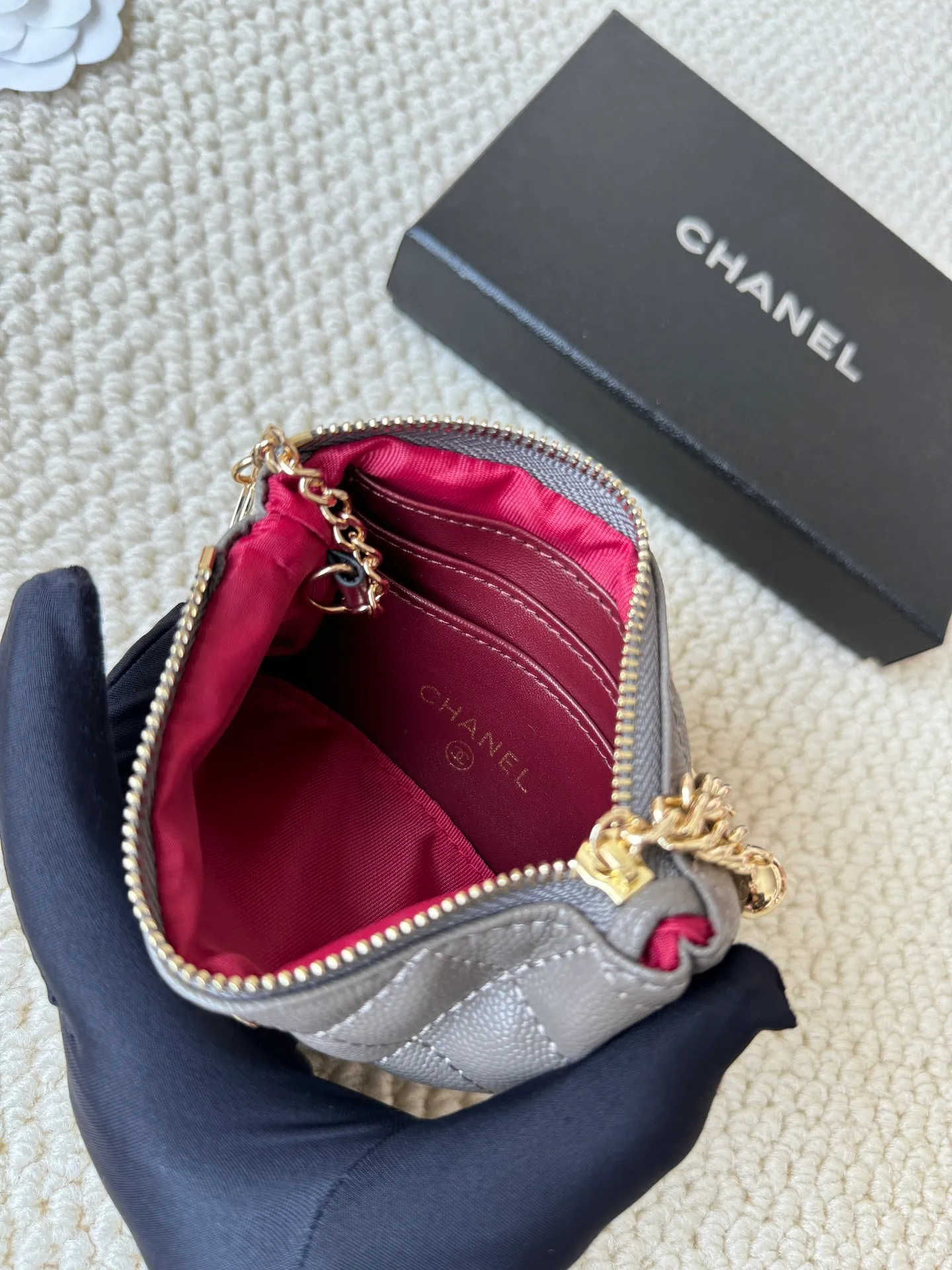 💰130 chanel cowhide caviar pendant coin purse💦 Style number: A50168 Classic small carry-on bag, one of the most practical bags in the era of mobile payment, cards, change, keys and lipstick in one package, cute, practical and connotative, nice card holder, key bag, coin purse, lipstick bag Reference size: 9.5×15×0.5cm