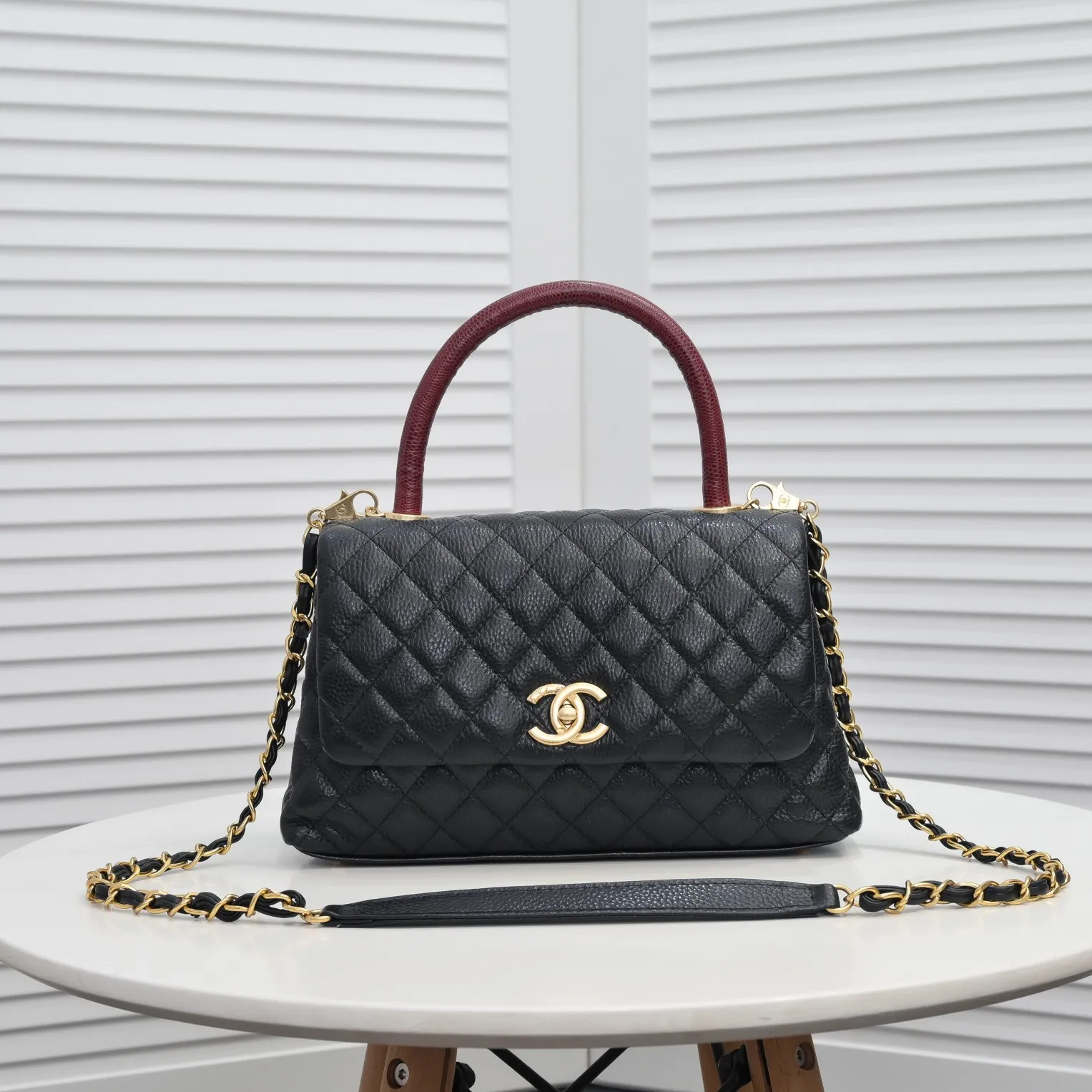 💰440￥Black with red hand for Chanel💥Uniquely designed buckle flap bag that can be used as a shoulder or hand carry🙌Purchased imported first-layer cowhide🐂Lychee patternⓂ️Unique material with upgraded version All imported gilt hardware💍💍💍Top masters😜Purely handmade and meticulously crafted😏You will be dressed up with a high-end [Chanel] to make you graceful and radiant💃Always fashionable Style number: 92992 Size: 28*17*9cm