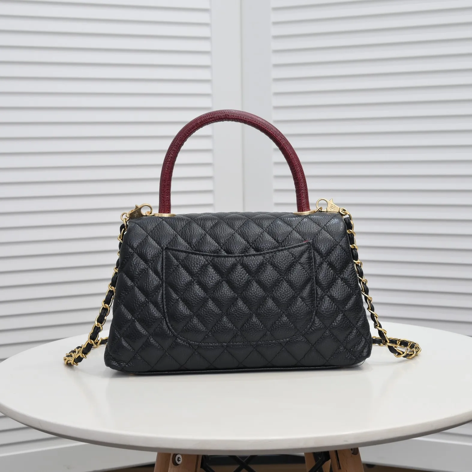 💰440￥Black with red hand for Chanel💥Uniquely designed buckle flap bag that can be used as a shoulder or hand carry🙌Purchased imported first-layer cowhide🐂Lychee patternⓂ️Unique material with upgraded version All imported gilt hardware💍💍💍Top masters😜Purely handmade and meticulously crafted😏You will be dressed up with a high-end [Chanel] to make you graceful and radiant💃Always fashionable Style number: 92992 Size: 28*17*9cm