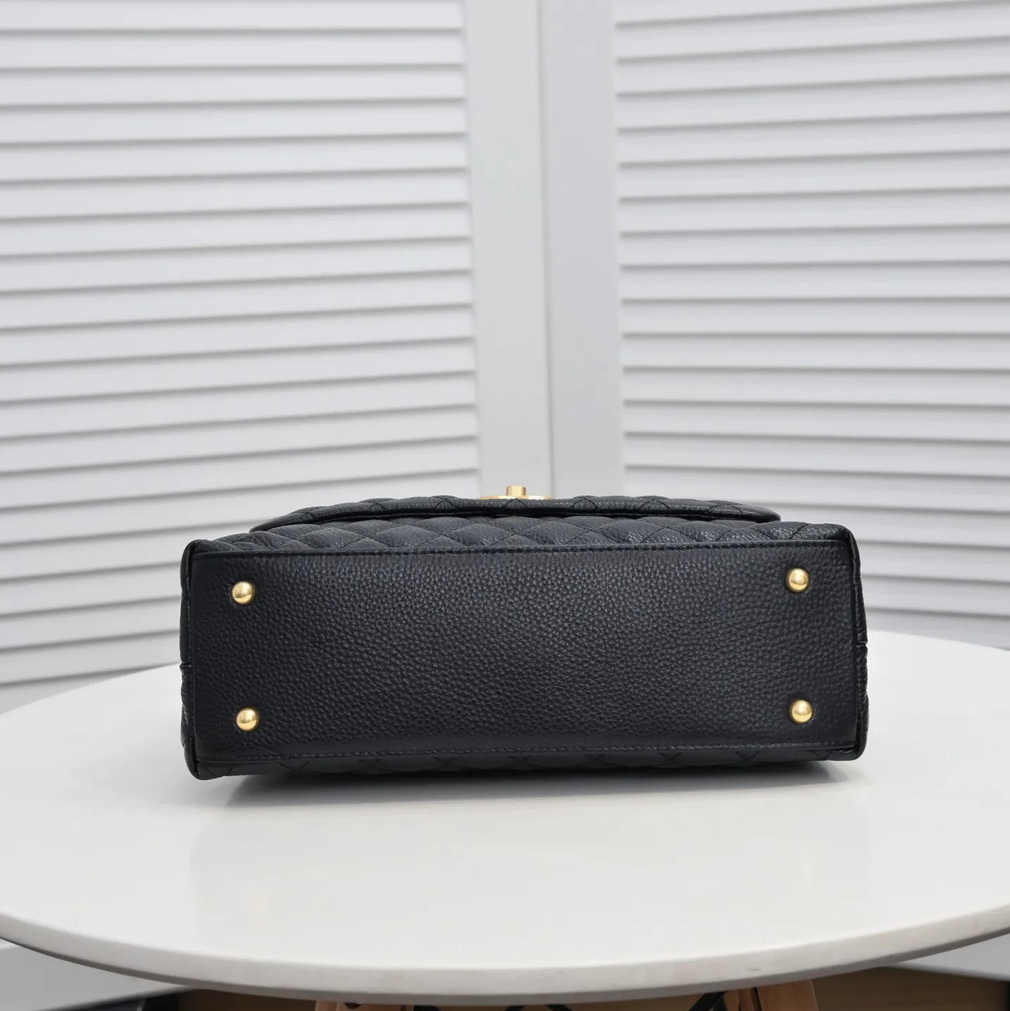 💰440￥Black with red hand for Chanel💥Uniquely designed buckle flap bag that can be used as a shoulder or hand carry🙌Purchased imported first-layer cowhide🐂Lychee patternⓂ️Unique material with upgraded version All imported gilt hardware💍💍💍Top masters😜Purely handmade and meticulously crafted😏You will be dressed up with a high-end [Chanel] to make you graceful and radiant💃Always fashionable Style number: 92992 Size: 28*17*9cm