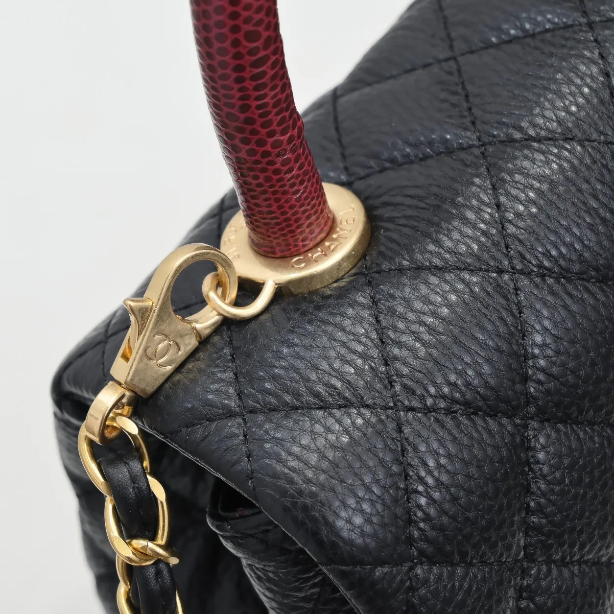 💰440￥Black with red hand for Chanel💥Uniquely designed buckle flap bag that can be used as a shoulder or hand carry🙌Purchased imported first-layer cowhide🐂Lychee patternⓂ️Unique material with upgraded version All imported gilt hardware💍💍💍Top masters😜Purely handmade and meticulously crafted😏You will be dressed up with a high-end [Chanel] to make you graceful and radiant💃Always fashionable Style number: 92992 Size: 28*17*9cm
