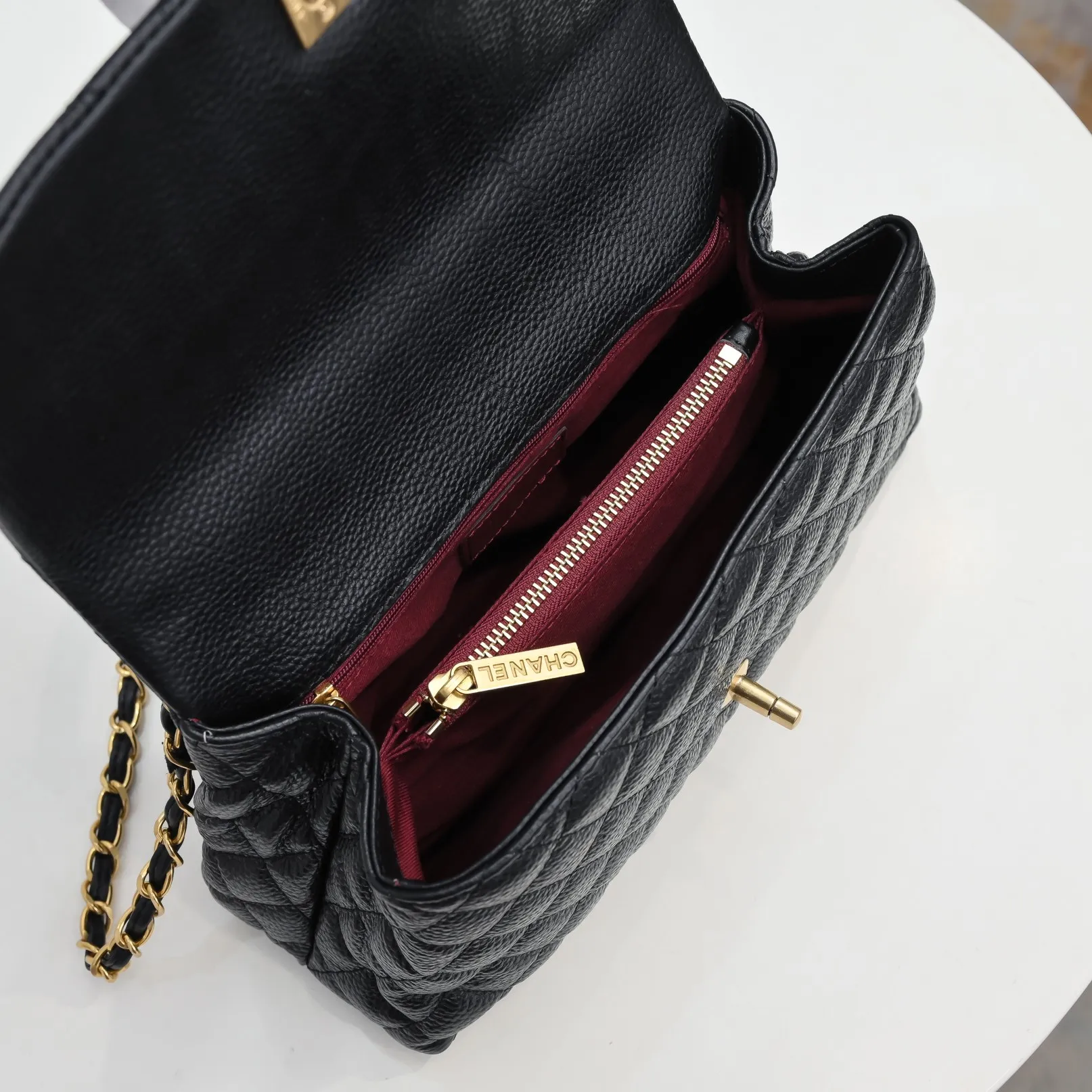 💰440￥Black with red hand for Chanel💥Uniquely designed buckle flap bag that can be used as a shoulder or hand carry🙌Purchased imported first-layer cowhide🐂Lychee patternⓂ️Unique material with upgraded version All imported gilt hardware💍💍💍Top masters😜Purely handmade and meticulously crafted😏You will be dressed up with a high-end [Chanel] to make you graceful and radiant💃Always fashionable Style number: 92992 Size: 28*17*9cm