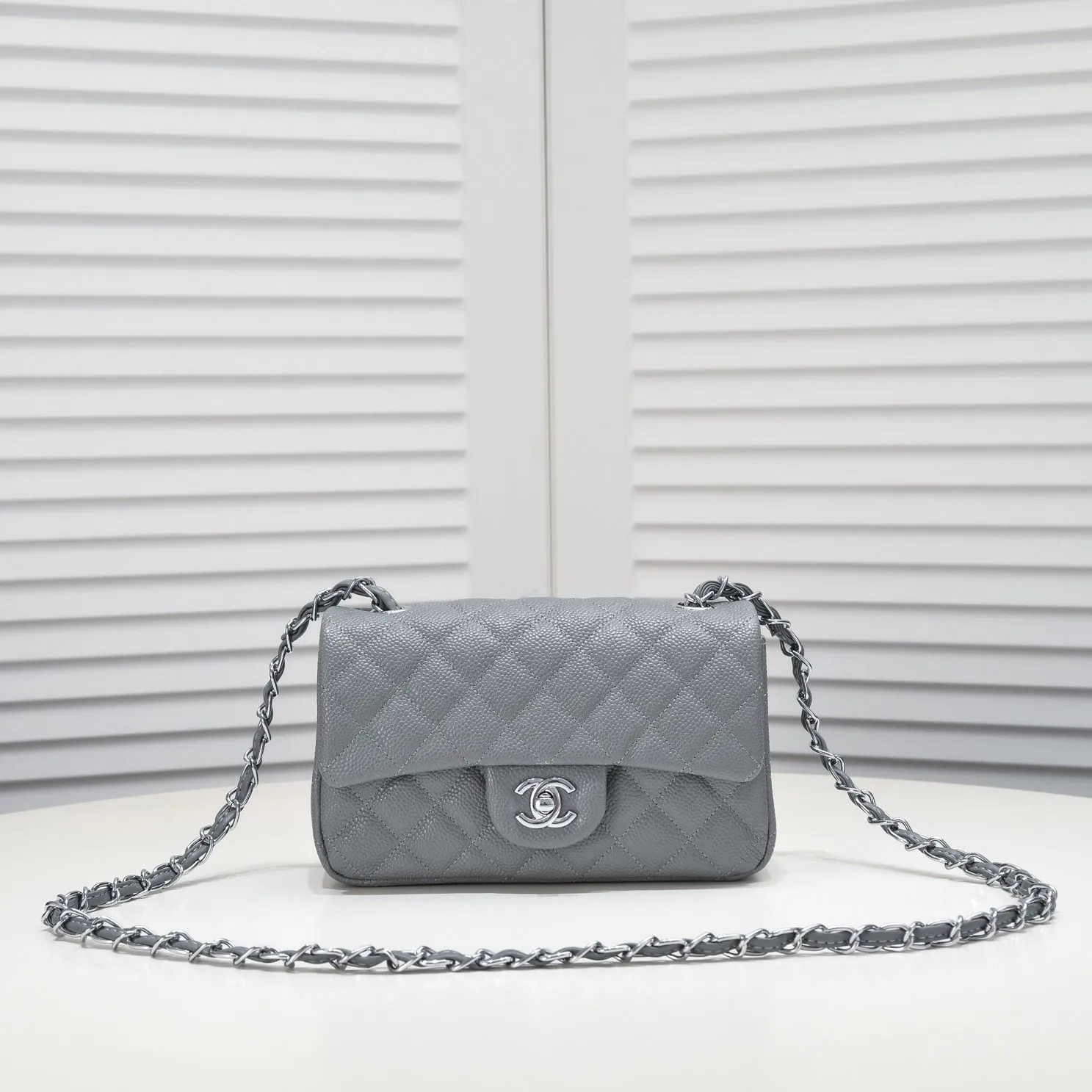 💰320￥Gray💥CF versatile caviar cowhide🌹 Chanel💃🏻‼ ️Eternal classic style [shy] noble temperament💃🏻favorite of celebrities🌟soft leather and high-end👍counter hardware exquisite workmanship to reject defects [strong] both dazzling and feminine 😝[strong] luxurious and durable🌟size: 20*14*7cm style number 1116 reverse edge