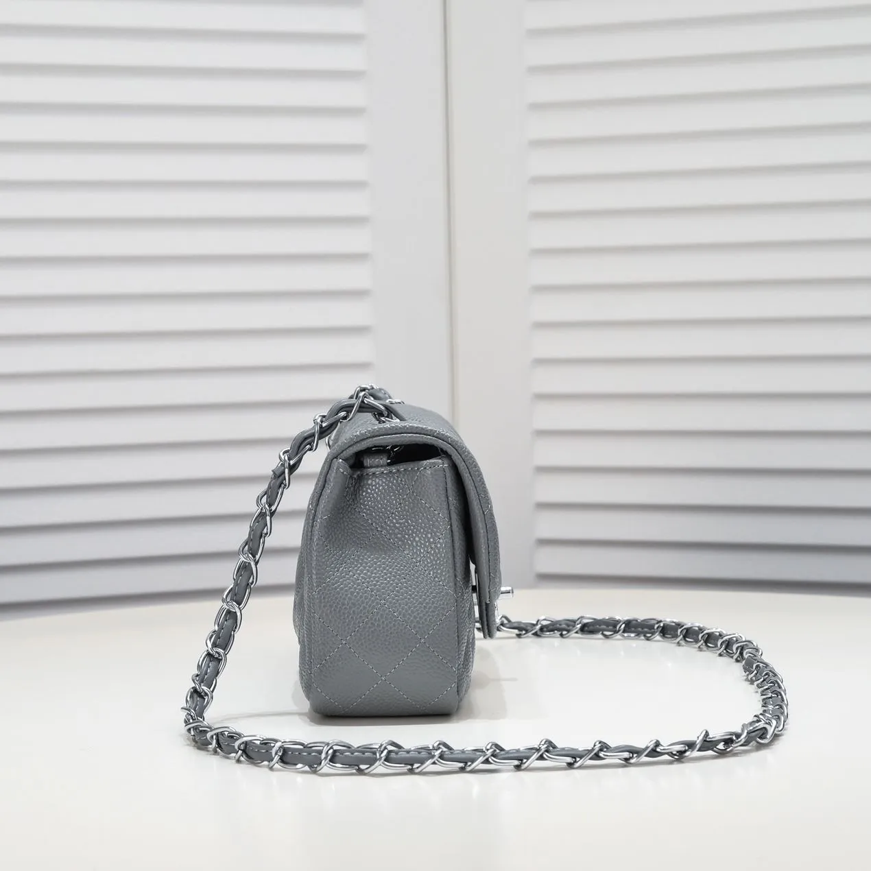 💰320￥Gray💥CF versatile caviar cowhide🌹 Chanel💃🏻‼ ️Eternal classic style [shy] noble temperament💃🏻favorite of celebrities🌟soft leather and high-end👍counter hardware exquisite workmanship to reject defects [strong] both dazzling and feminine 😝[strong] luxurious and durable🌟size: 20*14*7cm style number 1116 reverse edge