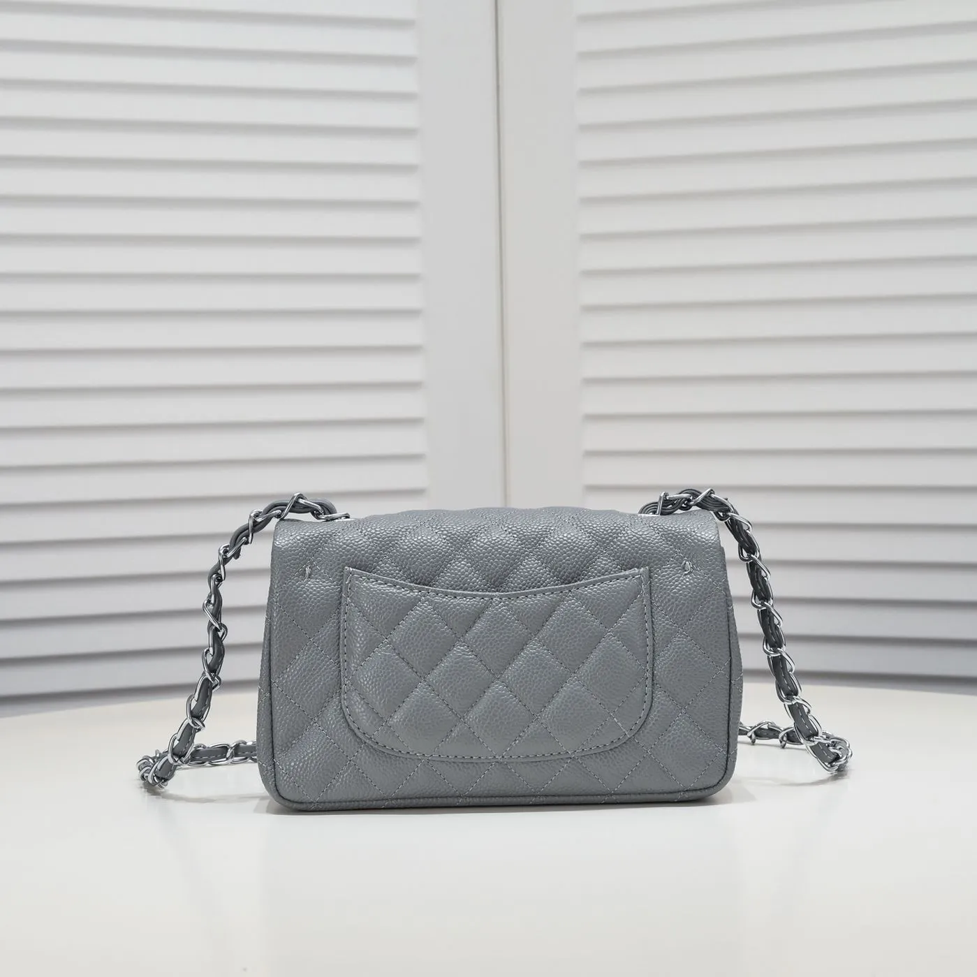 💰320￥Gray💥CF versatile caviar cowhide🌹 Chanel💃🏻‼ ️Eternal classic style [shy] noble temperament💃🏻favorite of celebrities🌟soft leather and high-end👍counter hardware exquisite workmanship to reject defects [strong] both dazzling and feminine 😝[strong] luxurious and durable🌟size: 20*14*7cm style number 1116 reverse edge