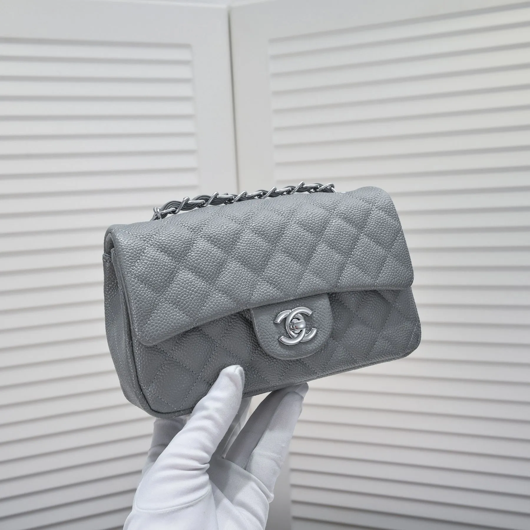 💰320￥Gray💥CF versatile caviar cowhide🌹 Chanel💃🏻‼ ️Eternal classic style [shy] noble temperament💃🏻favorite of celebrities🌟soft leather and high-end👍counter hardware exquisite workmanship to reject defects [strong] both dazzling and feminine 😝[strong] luxurious and durable🌟size: 20*14*7cm style number 1116 reverse edge
