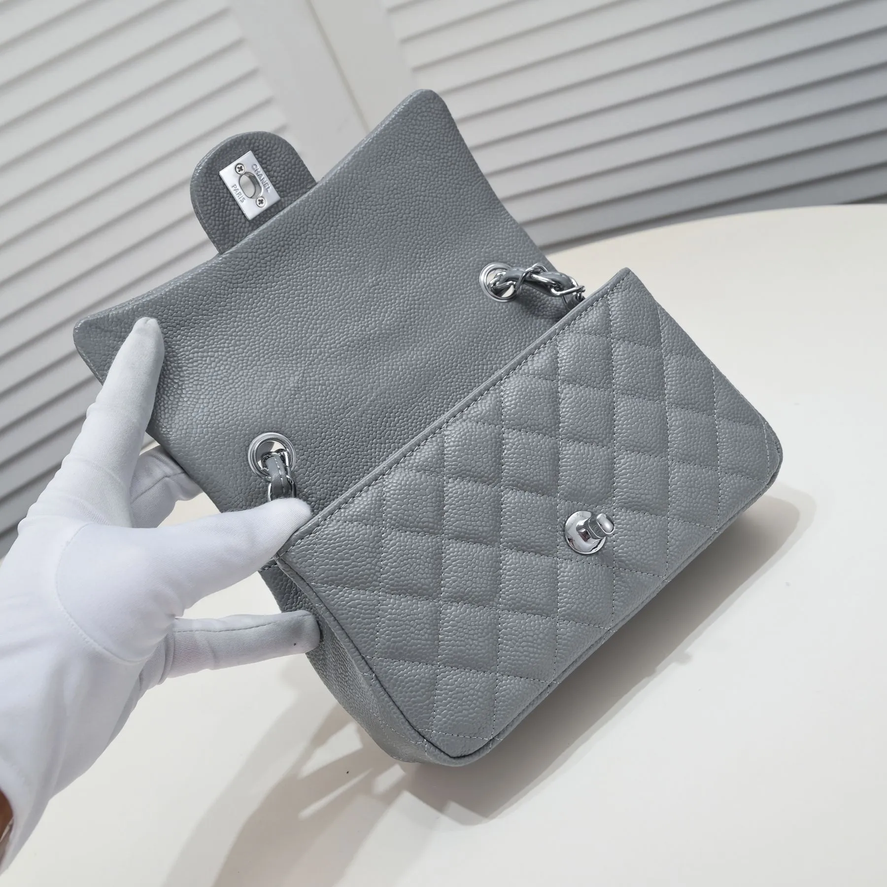 💰320￥Gray💥CF versatile caviar cowhide🌹 Chanel💃🏻‼ ️Eternal classic style [shy] noble temperament💃🏻favorite of celebrities🌟soft leather and high-end👍counter hardware exquisite workmanship to reject defects [strong] both dazzling and feminine 😝[strong] luxurious and durable🌟size: 20*14*7cm style number 1116 reverse edge