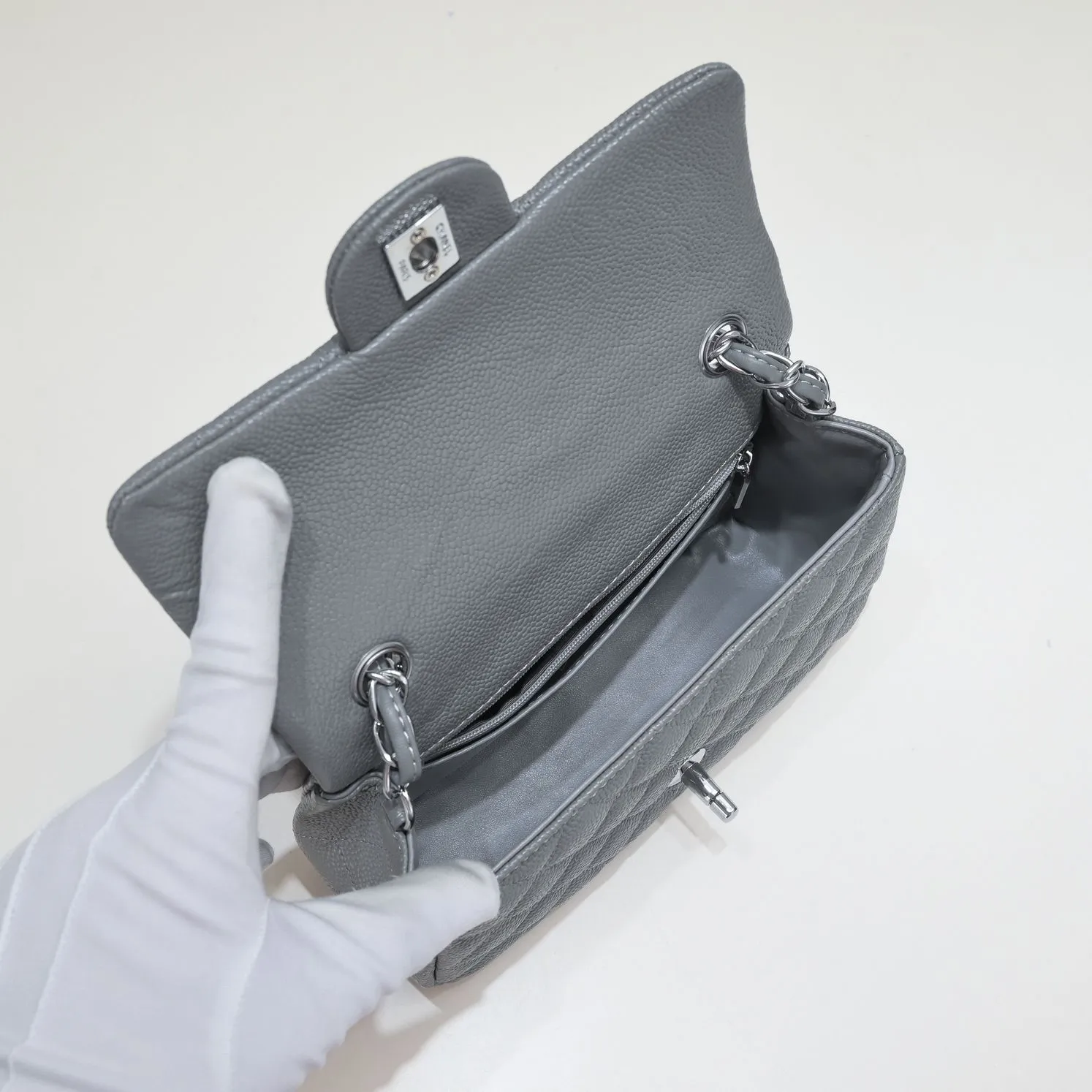 💰320￥Gray💥CF versatile caviar cowhide🌹 Chanel💃🏻‼ ️Eternal classic style [shy] noble temperament💃🏻favorite of celebrities🌟soft leather and high-end👍counter hardware exquisite workmanship to reject defects [strong] both dazzling and feminine 😝[strong] luxurious and durable🌟size: 20*14*7cm style number 1116 reverse edge