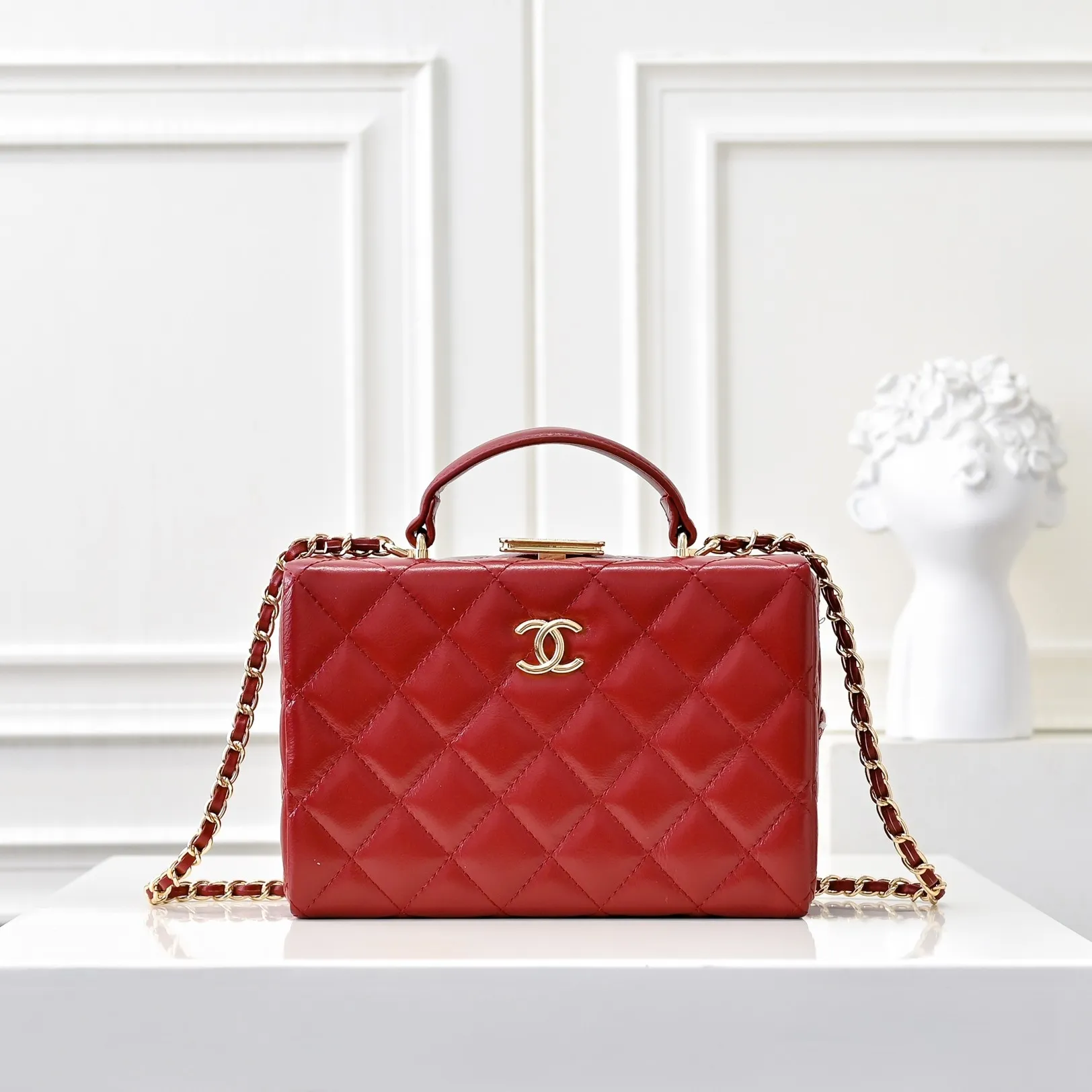 💰520￥👑CHANEL24k cosmetic bag, full of high-end sense, practical and fashionable at the same time, classic light gold chain with first-layer cowhide, wear-resistant. Super texture, double C logo. I love this cosmetic bag more and more. It looks very beautiful when I carry it with me. It can make you look stunning when paired with any clothes! Size: 20x14cm, style number: 1219