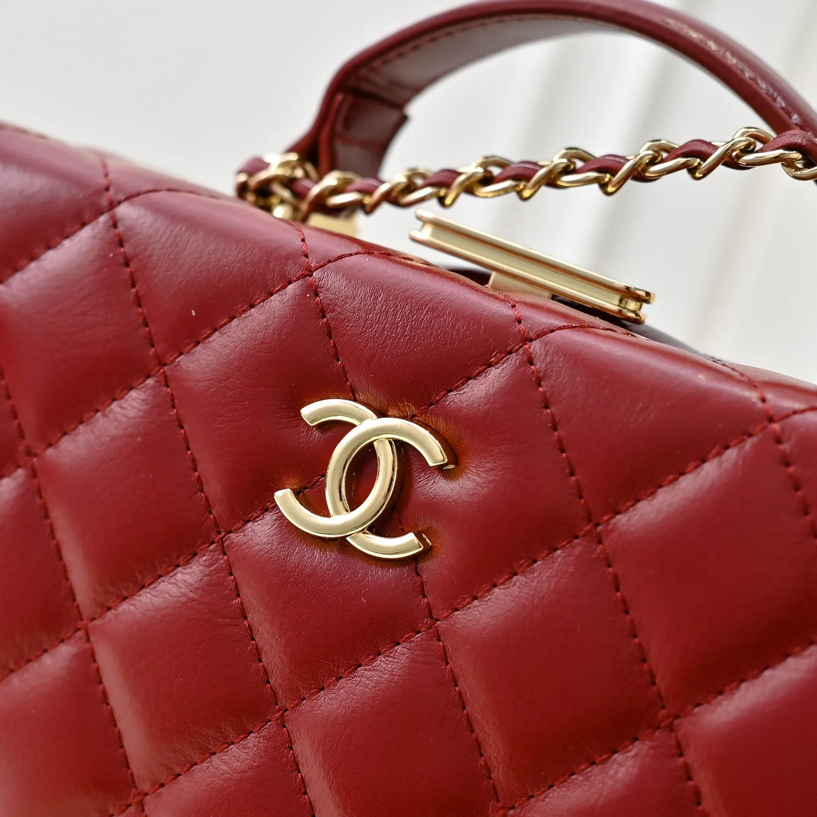 💰520￥👑CHANEL24k cosmetic bag, full of high-end sense, practical and fashionable at the same time, classic light gold chain with first-layer cowhide, wear-resistant. Super texture, double C logo. I love this cosmetic bag more and more. It looks very beautiful when I carry it with me. It can make you look stunning when paired with any clothes! Size: 20x14cm, style number: 1219